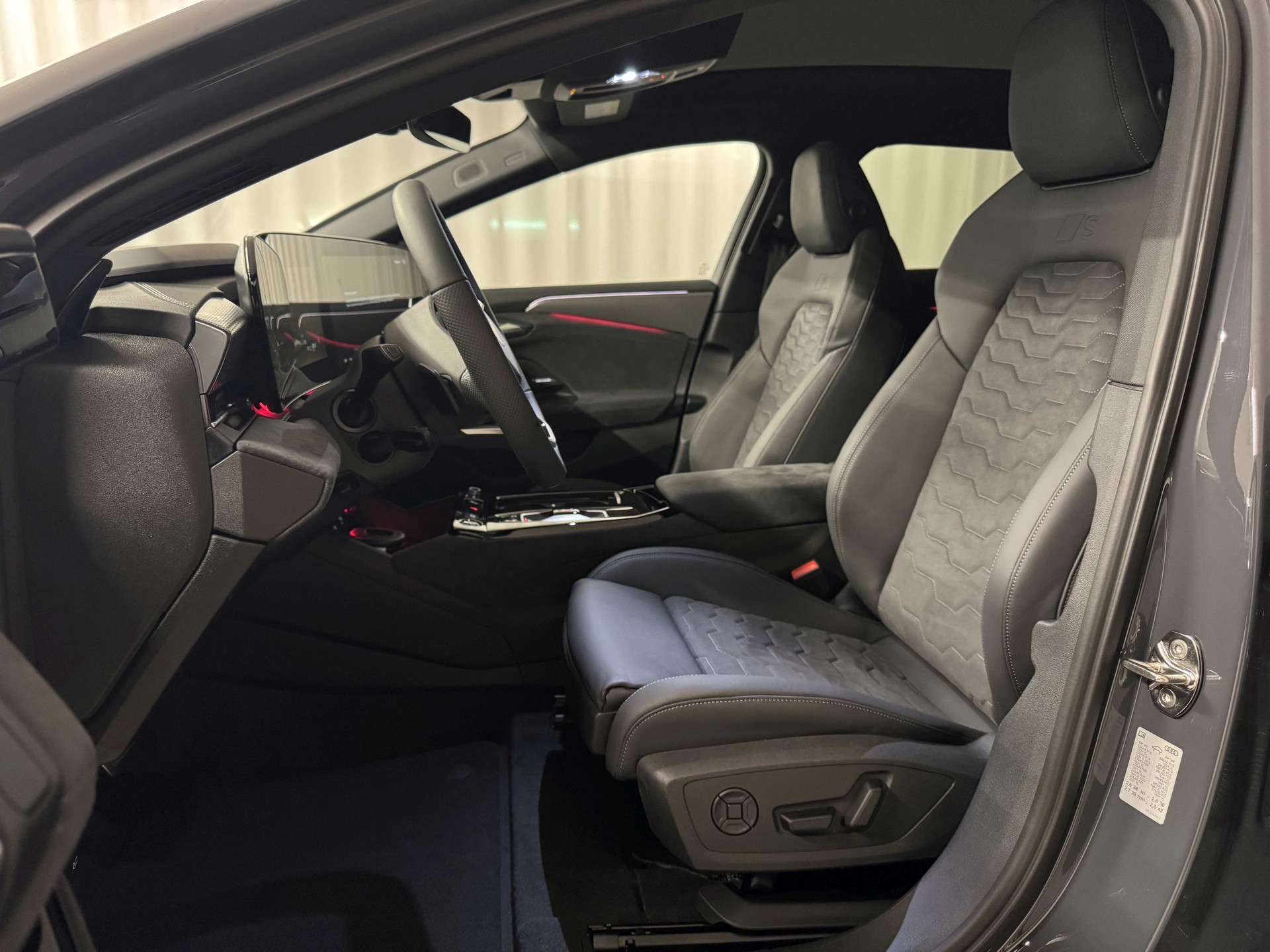 AUDI A6 Avant e-tron quattro-image-8