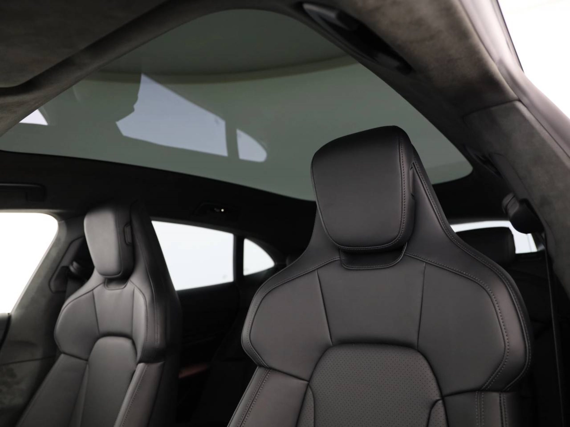PORSCHE Taycan GTS Sport Turismo-image-17