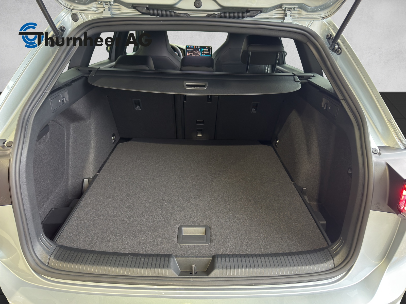VW Golf Variant 1.5 eTSI mHEV R-Line-image-12