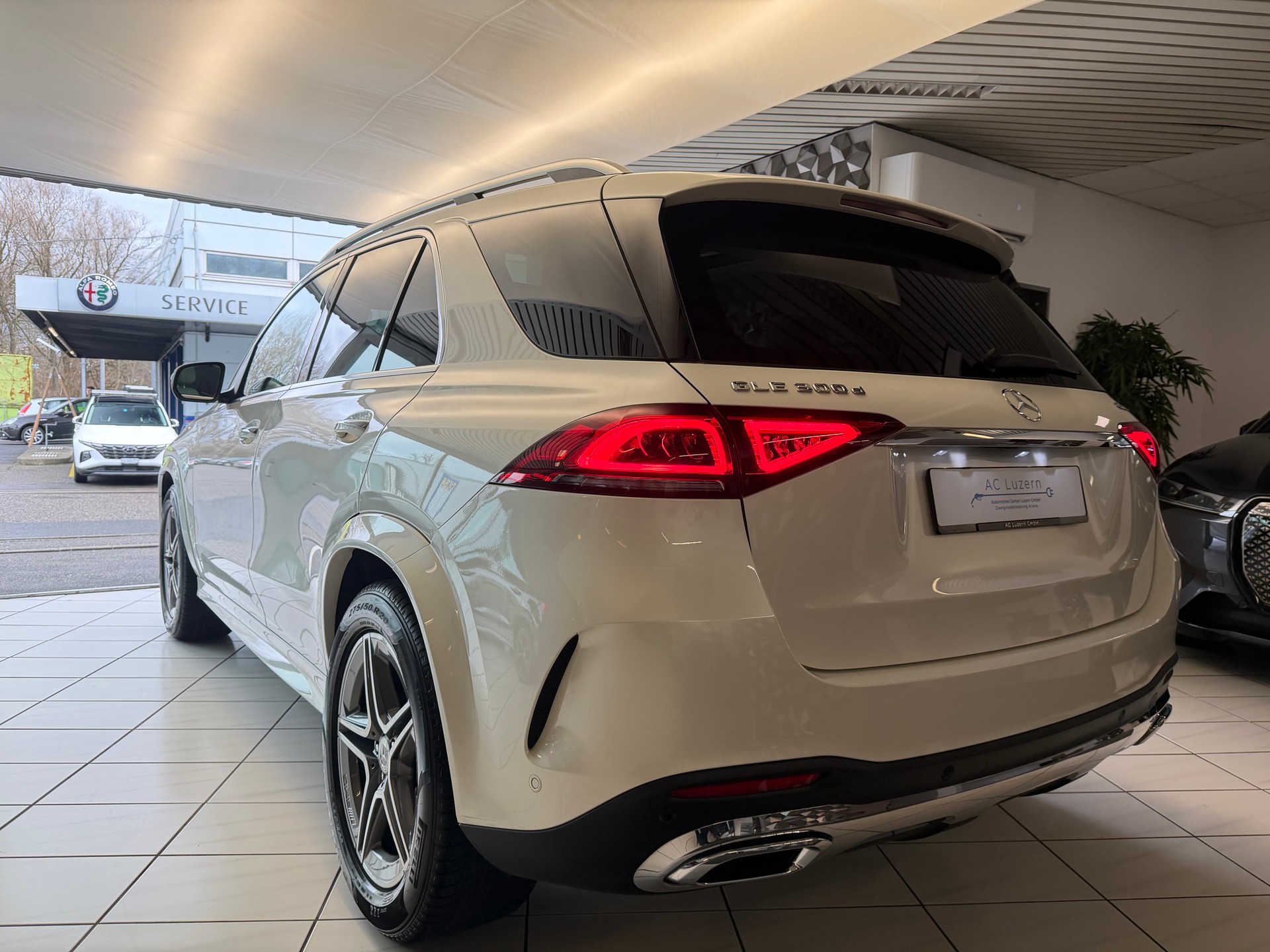 MERCEDES-BENZ GLE 300 d AMG Line 4Matic 9G-Tronic-showroom-element-2