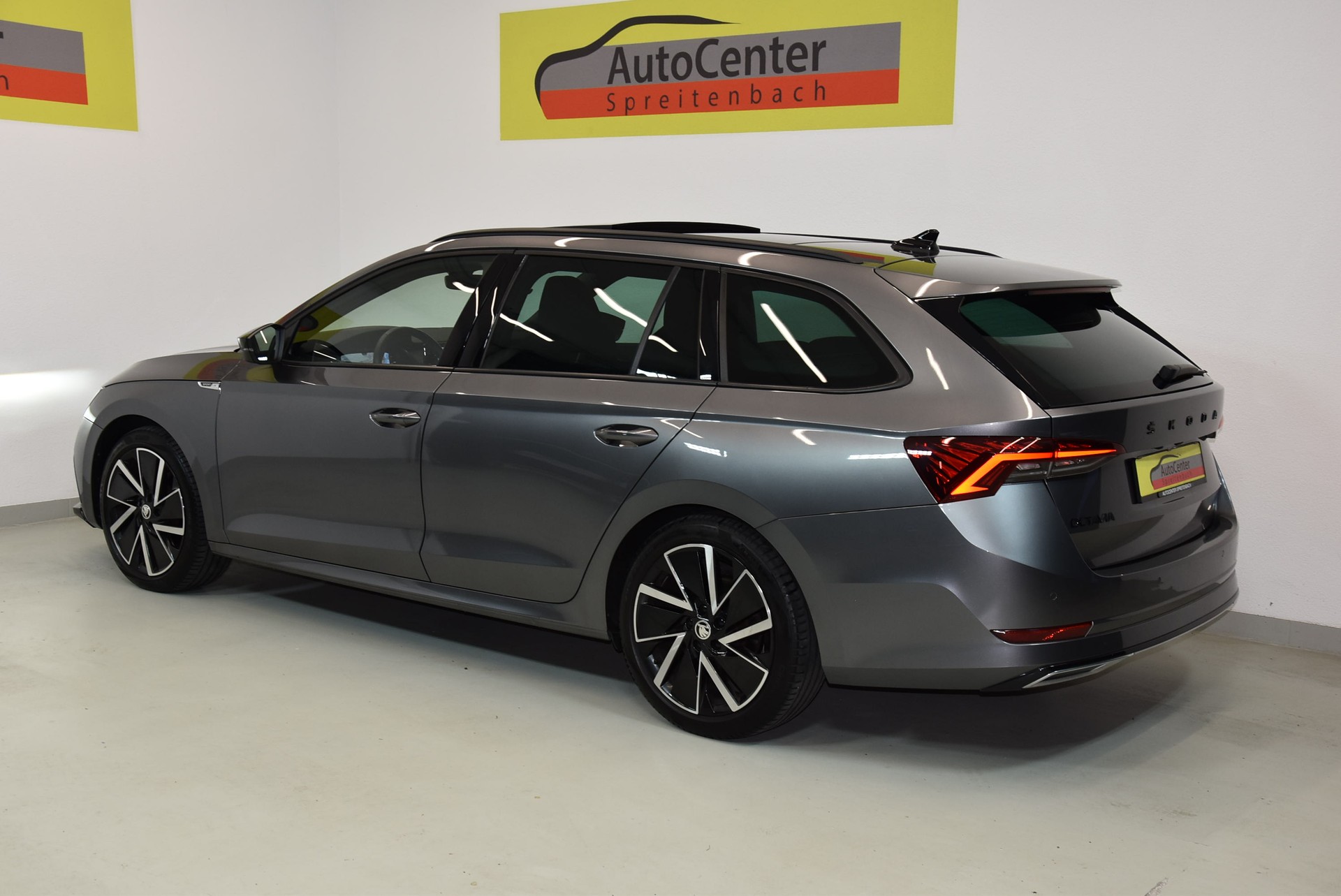 SKODA Octavia Combi 2.0 TSI SportLine DSG 4x4-image-12