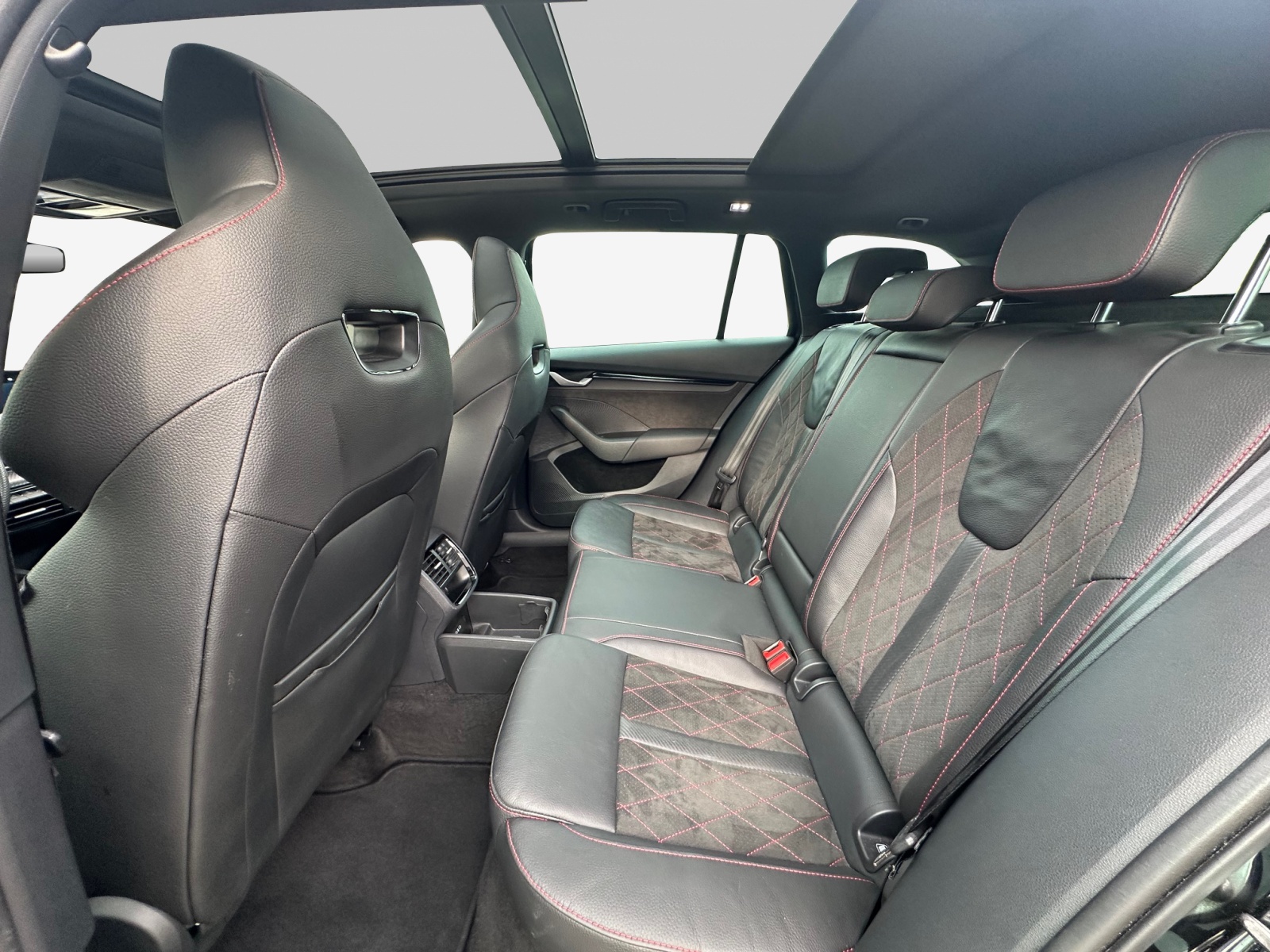 SKODA Octavia Combi 2.0 TSI DSG RS-image-11