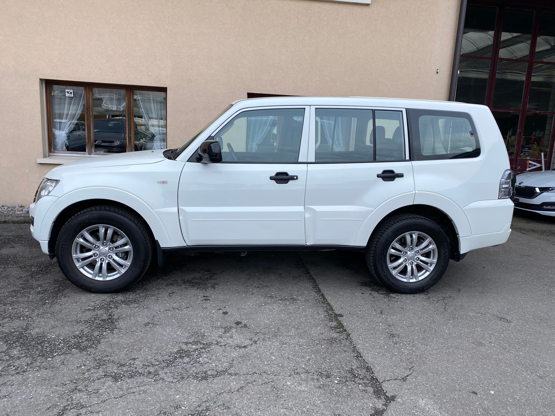 MITSUBISHI Pajero 3.2 DI-D Value Automatic-image-8
