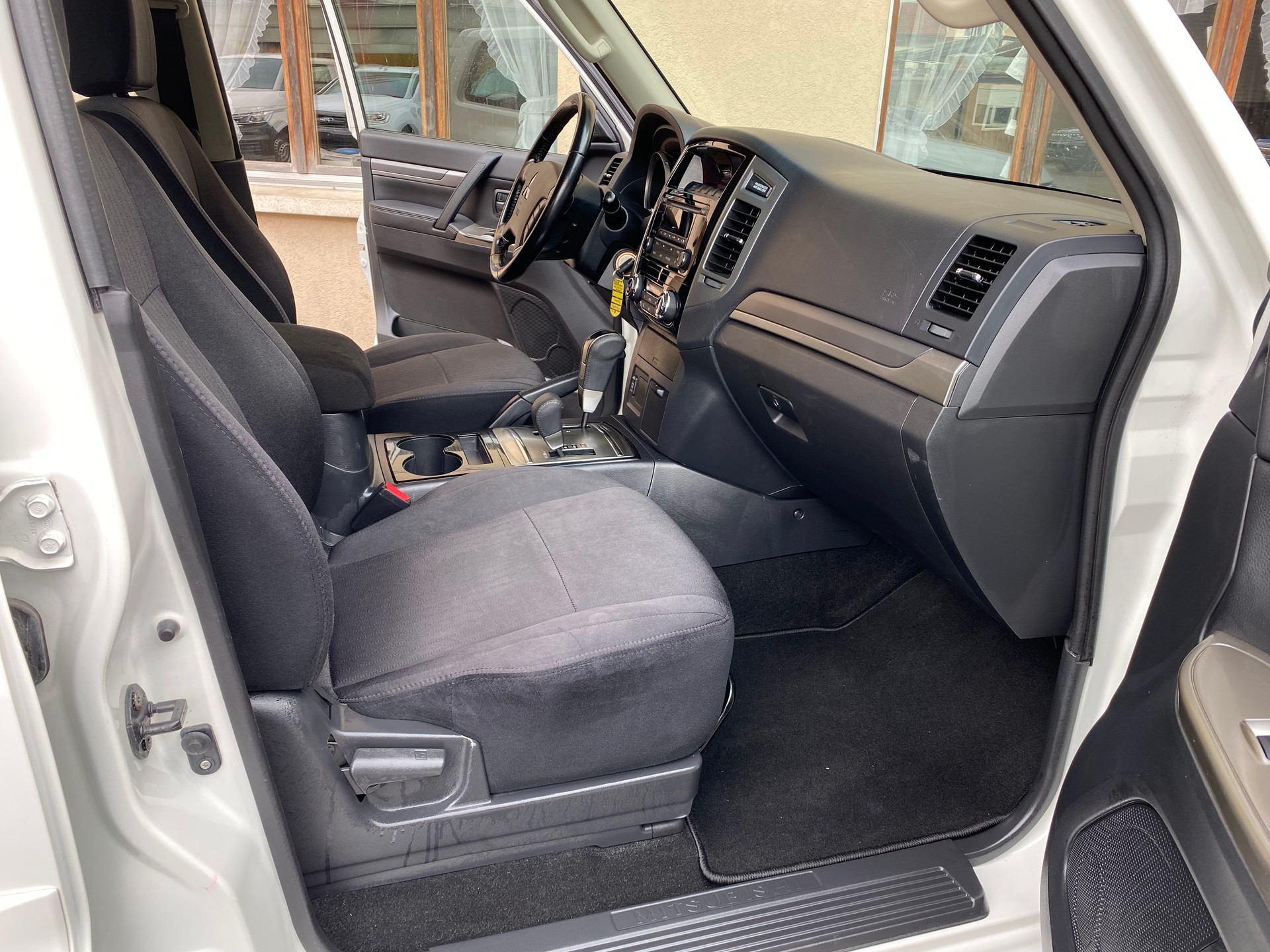 MITSUBISHI Pajero 3.2 DI-D Value Automatic-image-5