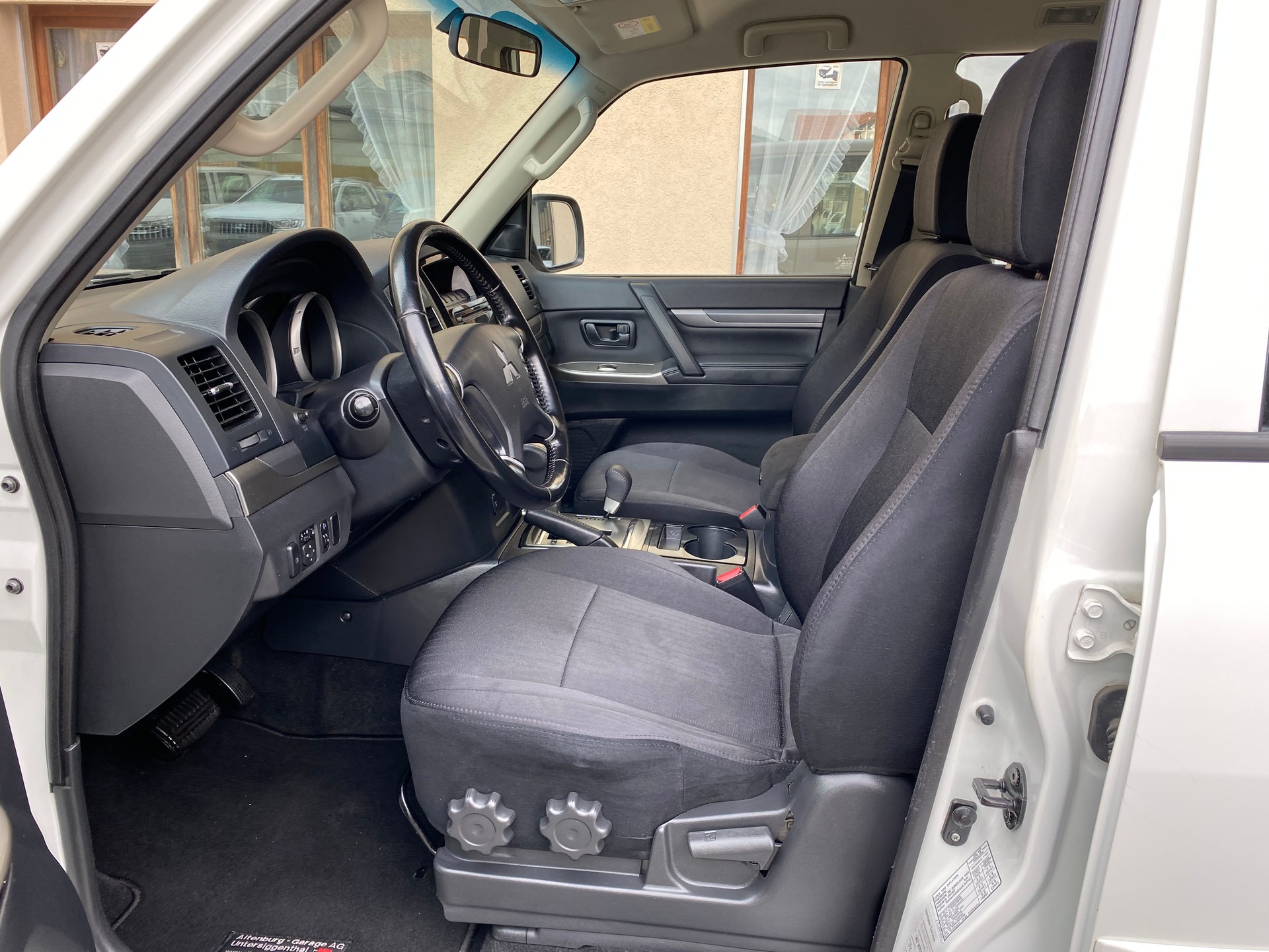MITSUBISHI Pajero 3.2 DI-D Value Automatic-image-2