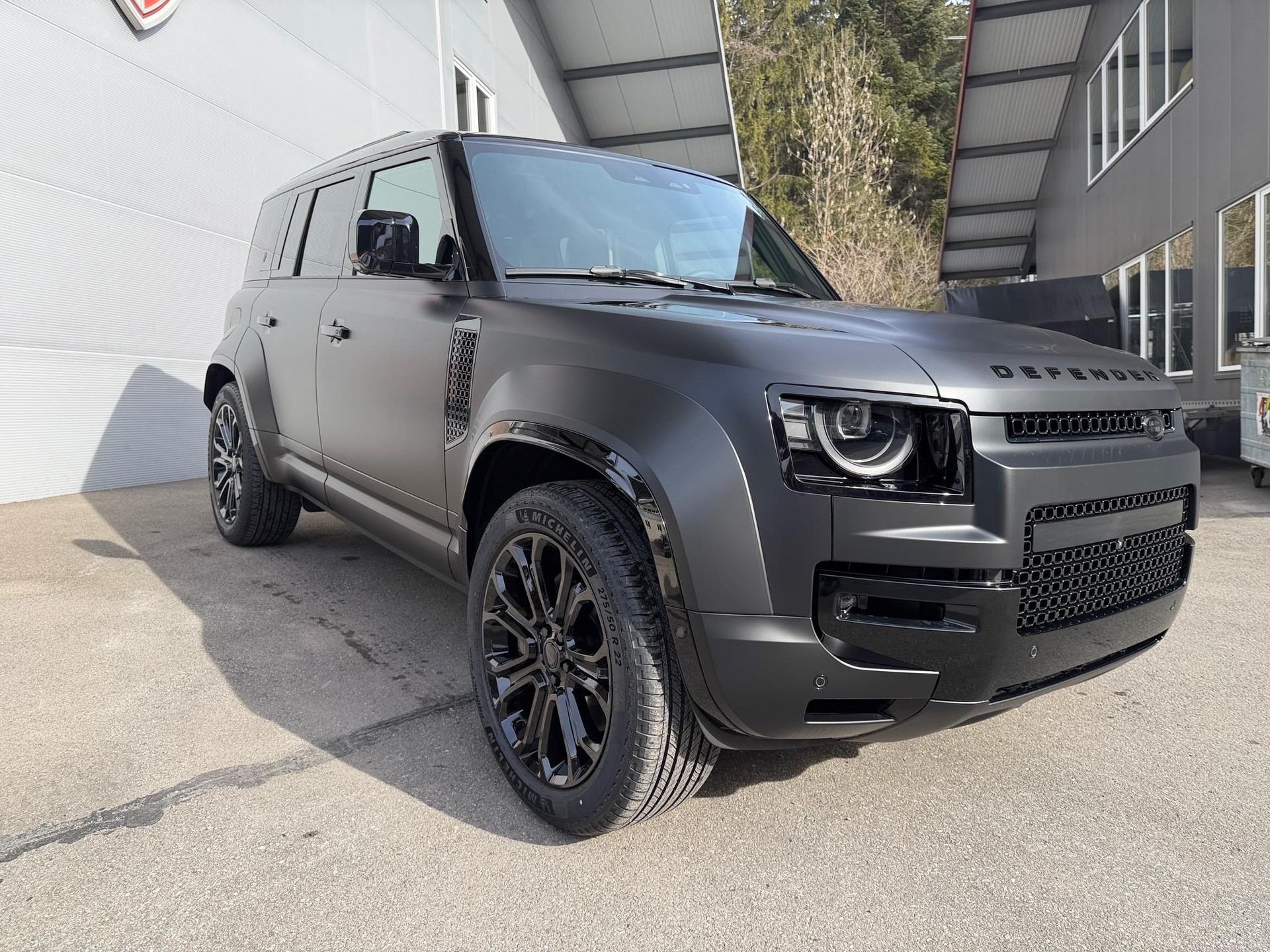 LAND ROVER Defender 110 4.4 V8 Octa Black-showroom-element-1