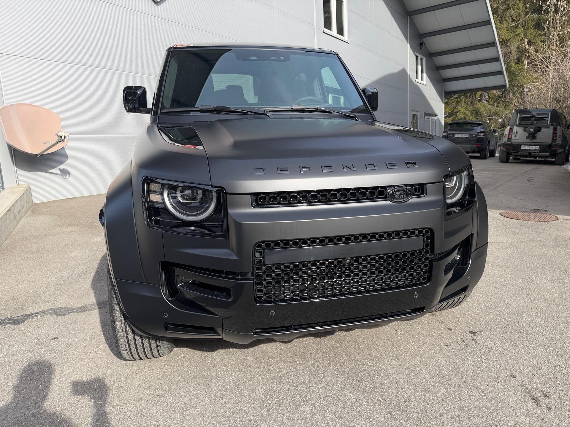 LAND ROVER Defender 110 4.4 V8 Octa Black-showroom-element-3