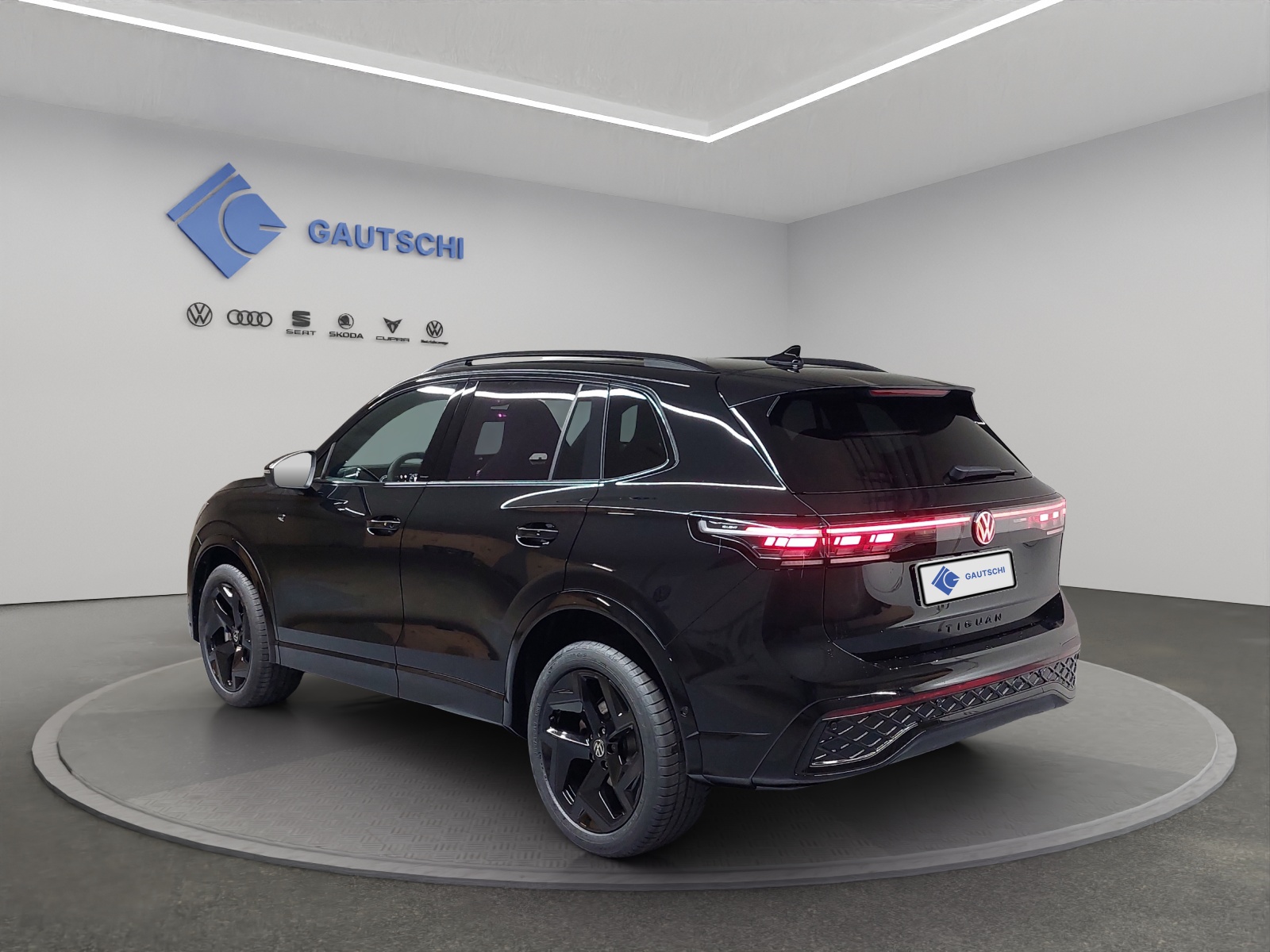 VW Tiguan 2.0 TSI DSG R-Line 4Motion-image-2