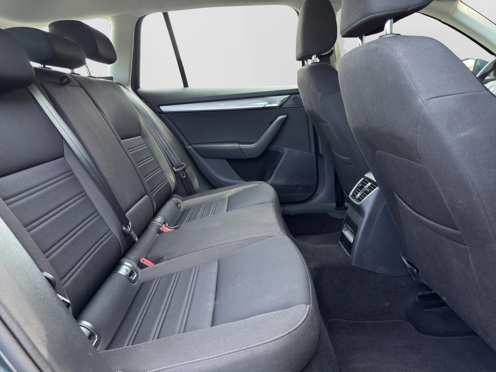 SKODA Octavia Combi 2.0 TDI Ambition DSG-image-14