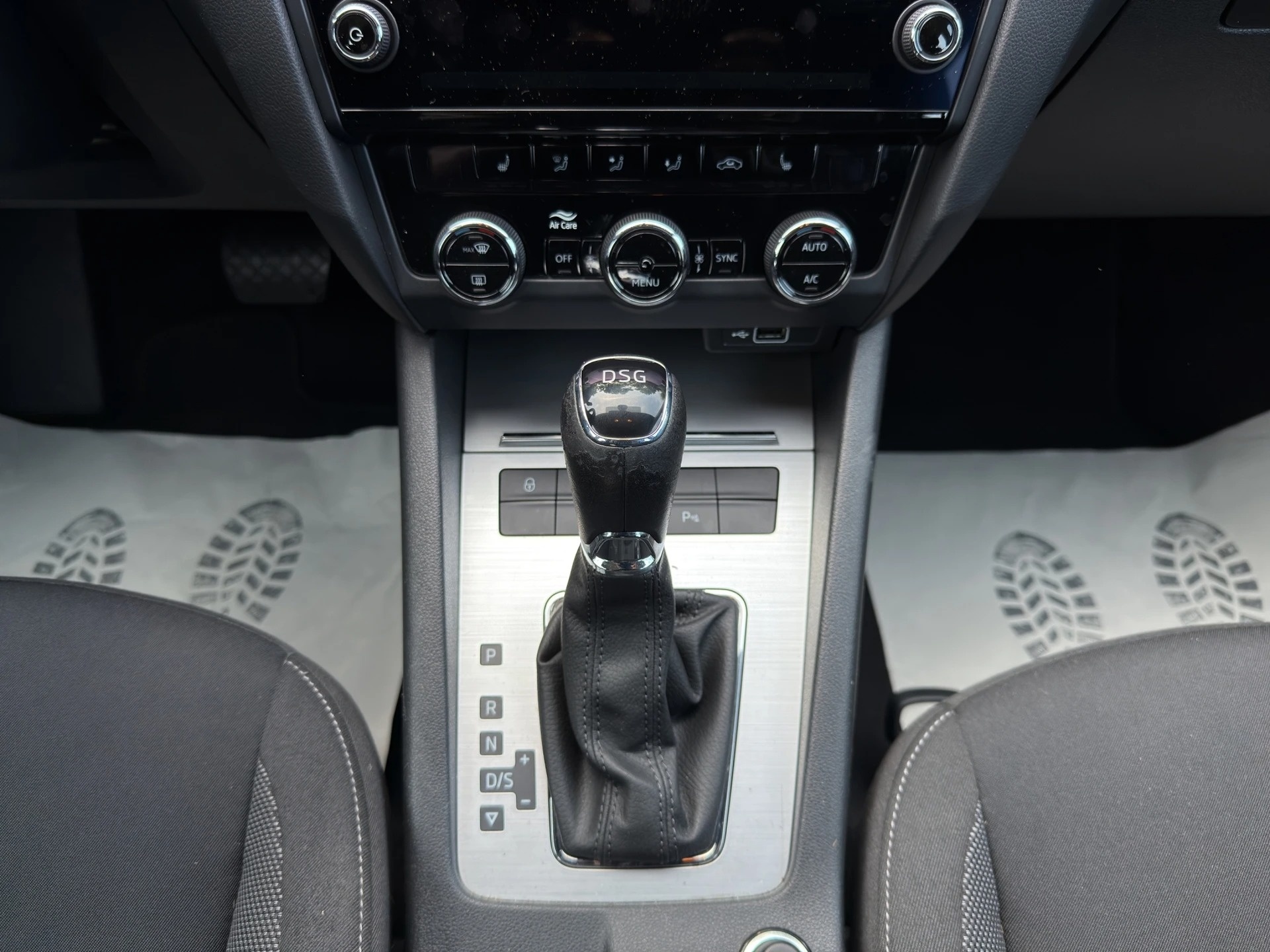 SKODA Octavia Combi 2.0 TDI Ambition DSG-image-10