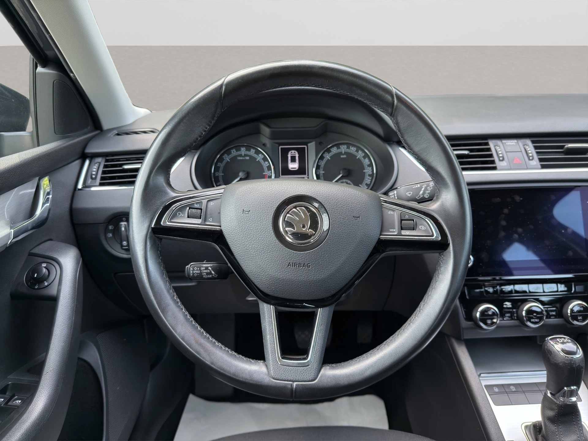 SKODA Octavia Combi 2.0 TDI Ambition DSG-image-9