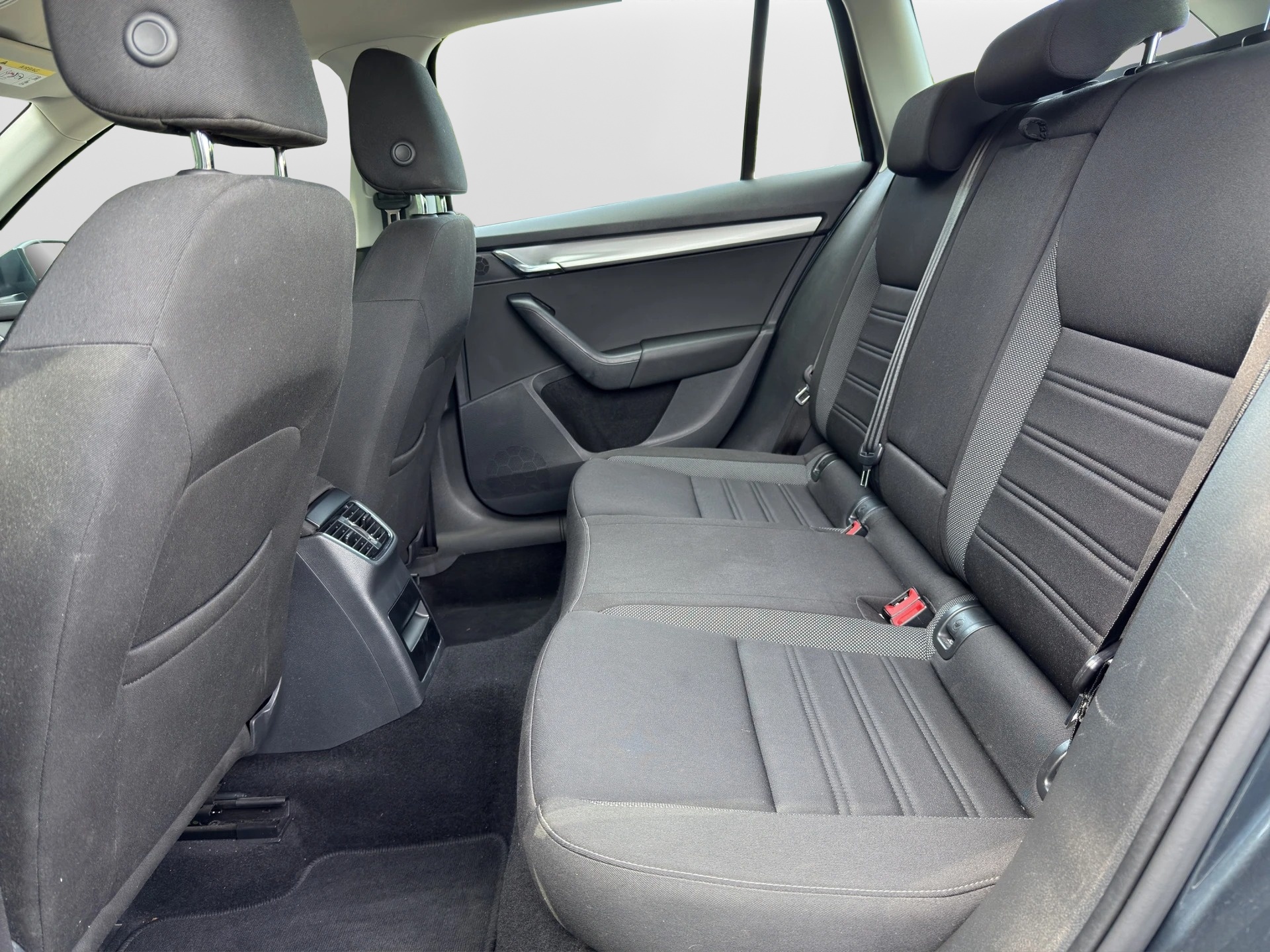 SKODA Octavia Combi 2.0 TDI Ambition DSG-image-13
