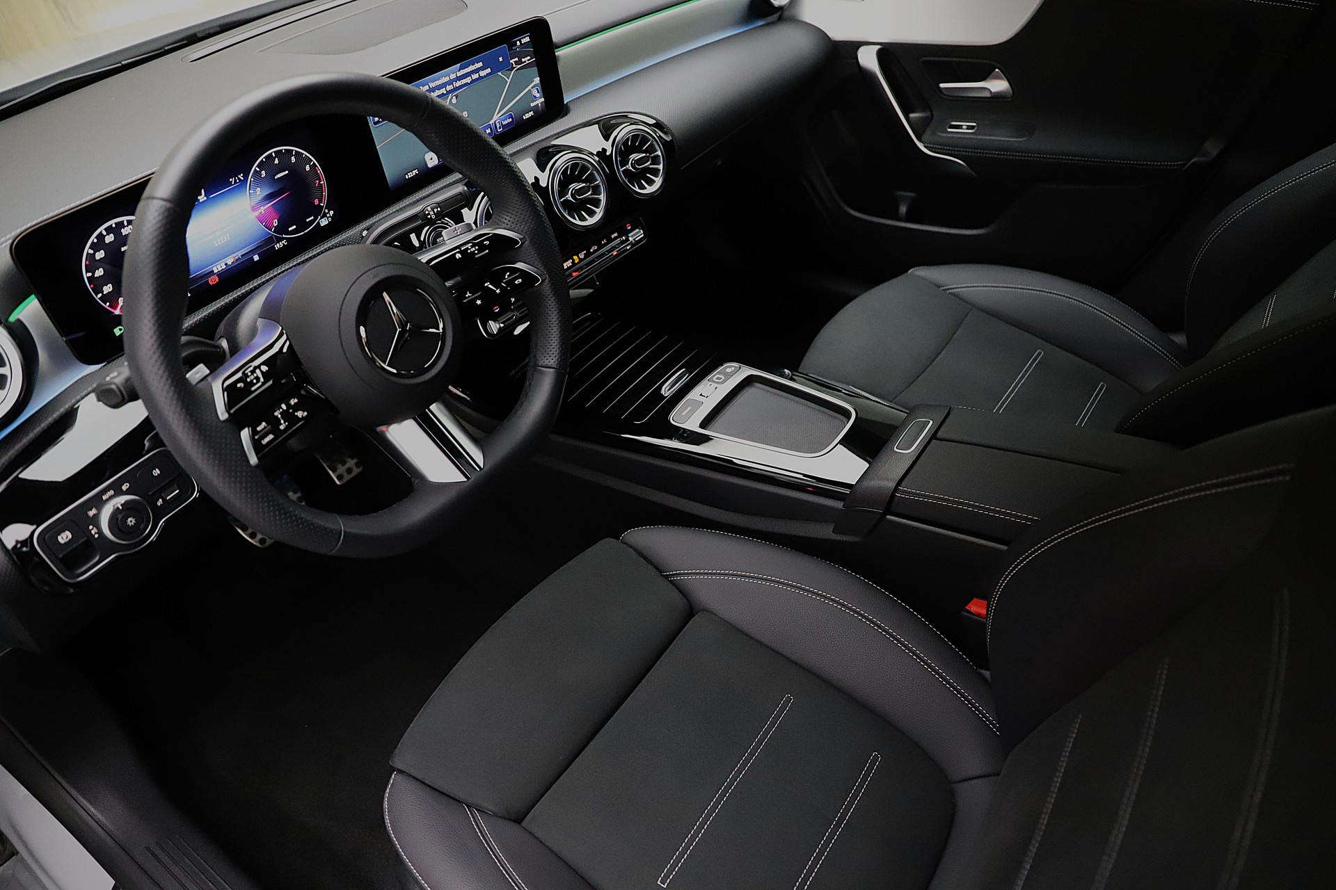 MERCEDES-BENZ CLA 200 7G-DCT AMG Line Night Edition und Advance Plus-image-4