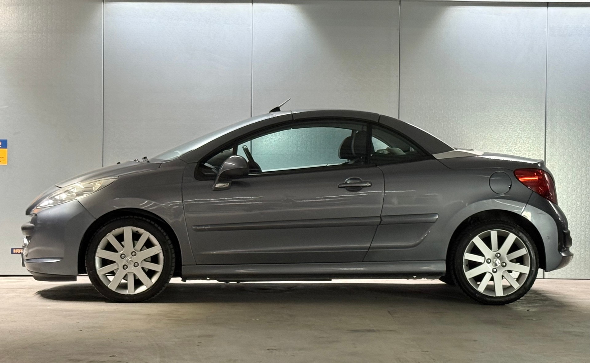 PEUGEOT 207 CC 1.6 16V Turbo Platinium Edition-image-8