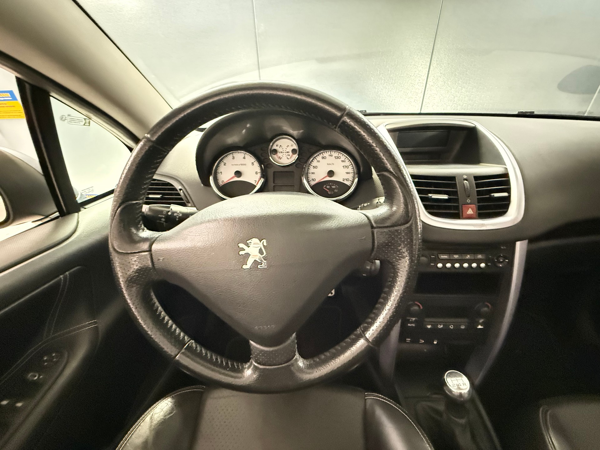 PEUGEOT 207 CC 1.6 16V Turbo Platinium Edition-image-11