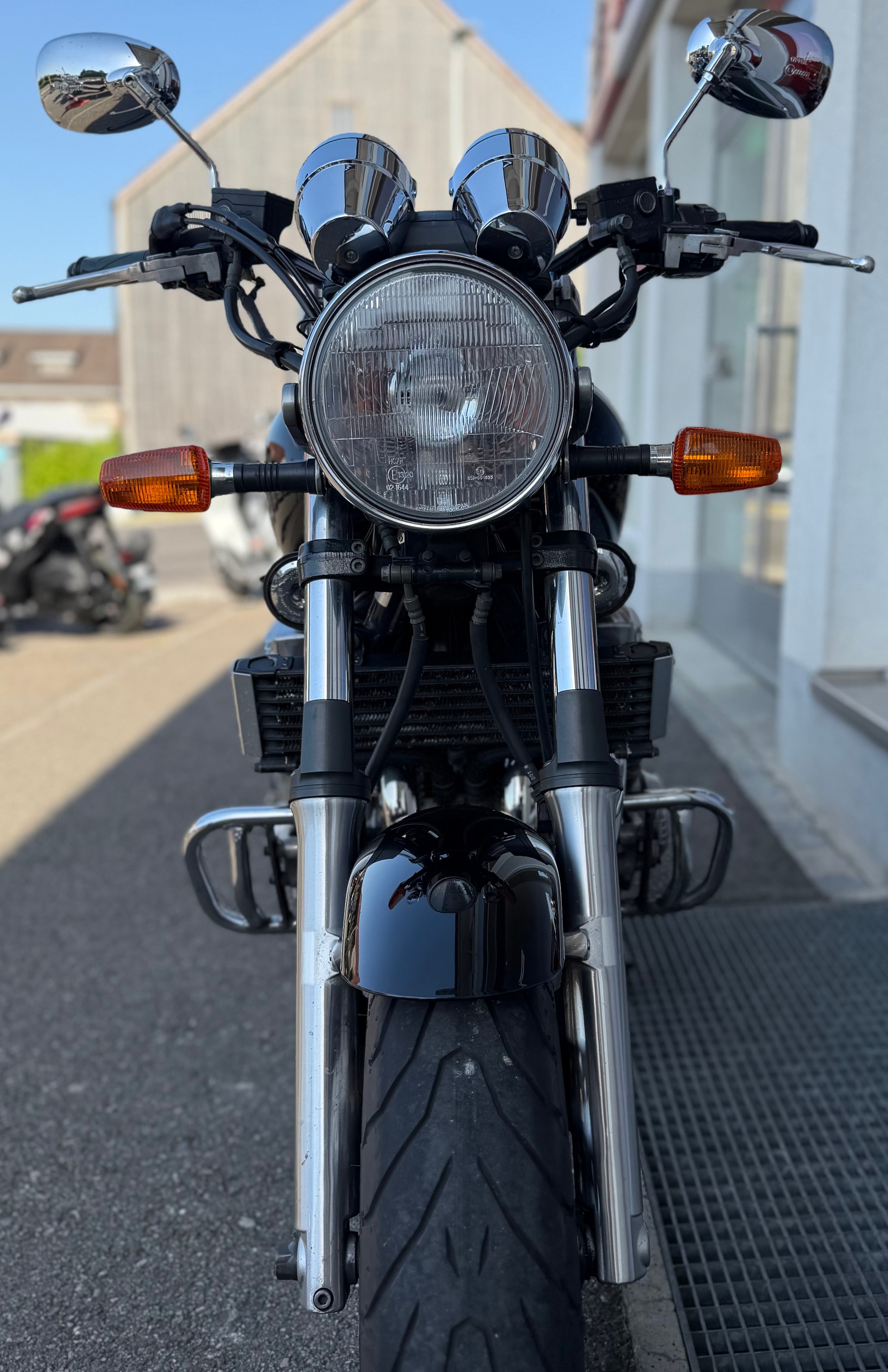 YAMAHA XJR 1300-showroom-element-1
