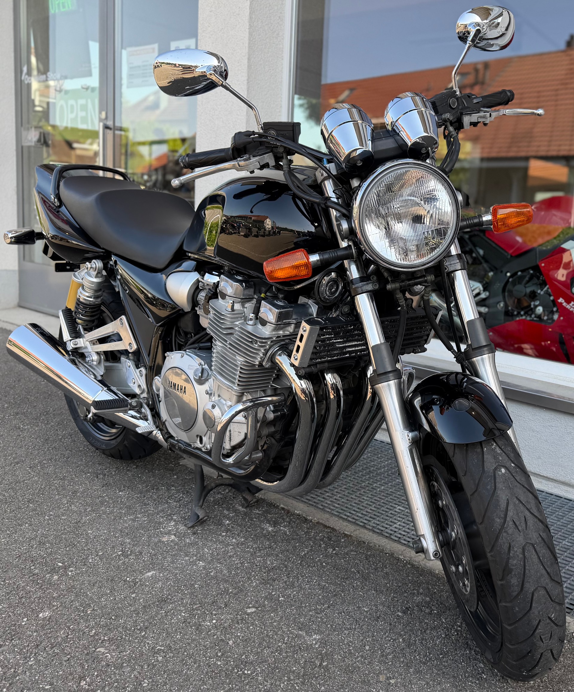 YAMAHA XJR 1300-showroom-element-2