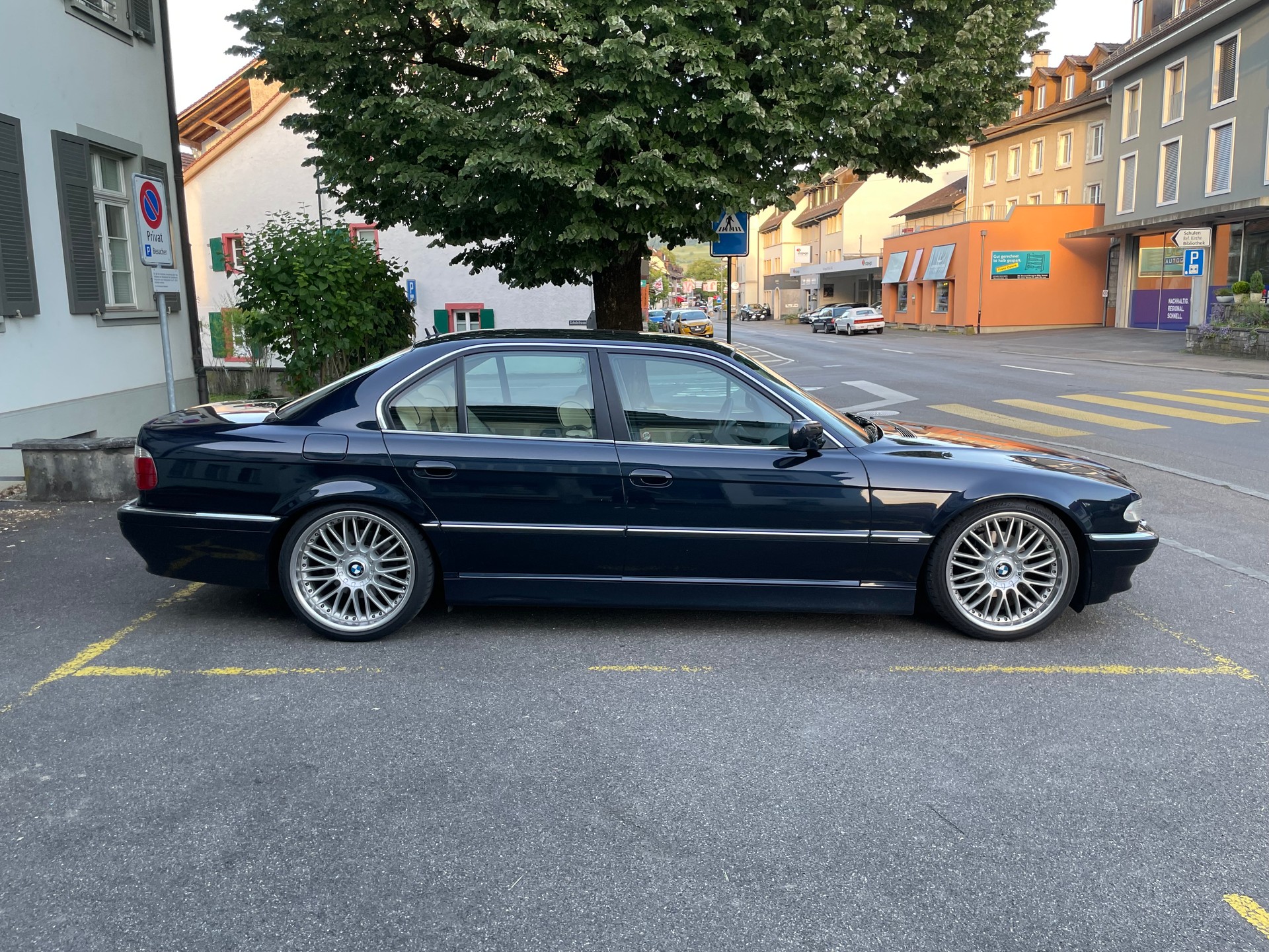 BMW 735i-image-2