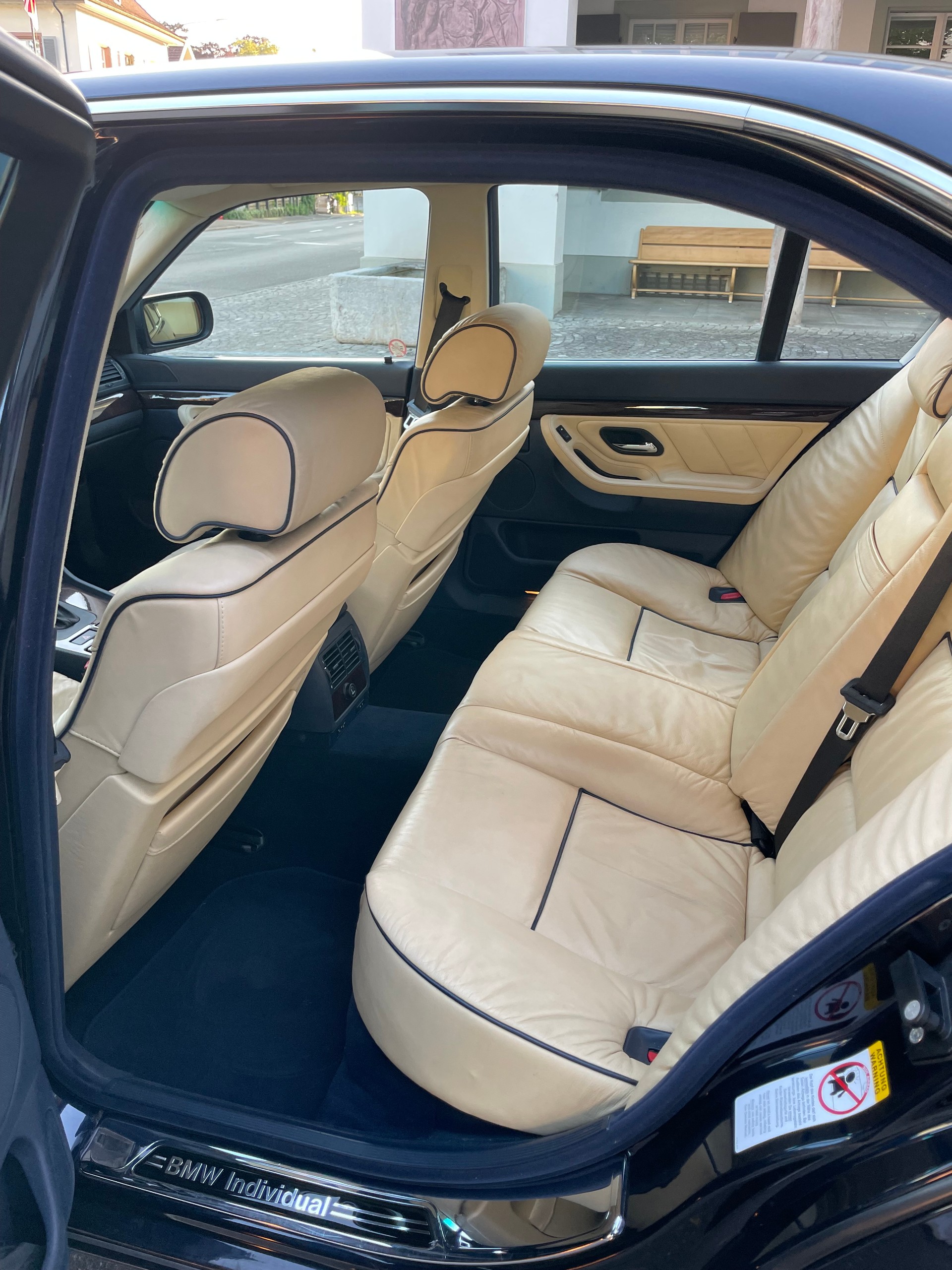 BMW 735i-image-6