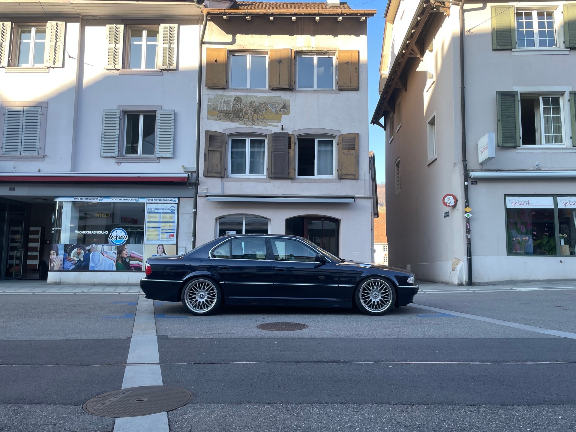 BMW 735i-image-4