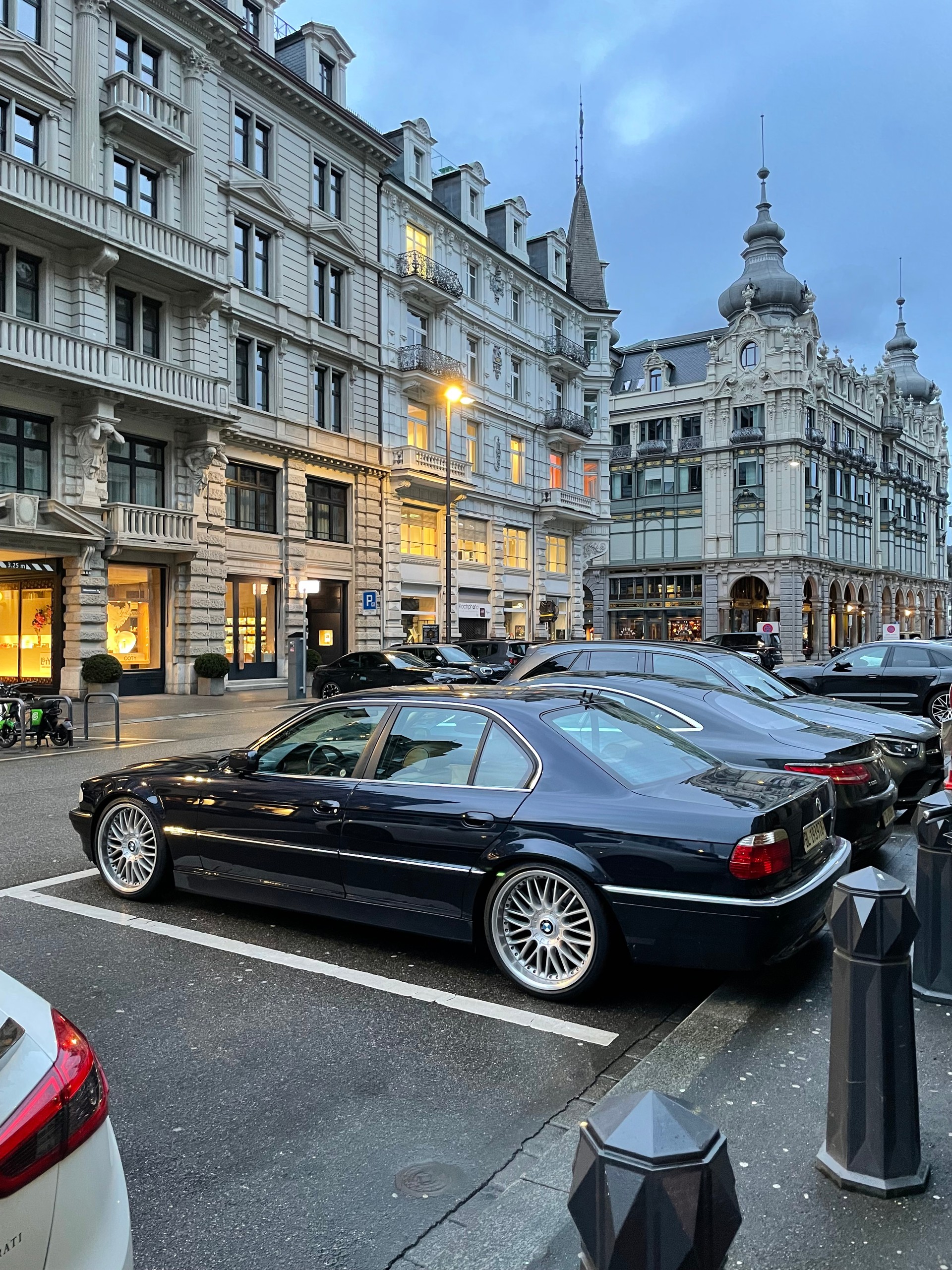 BMW 735i-image-2