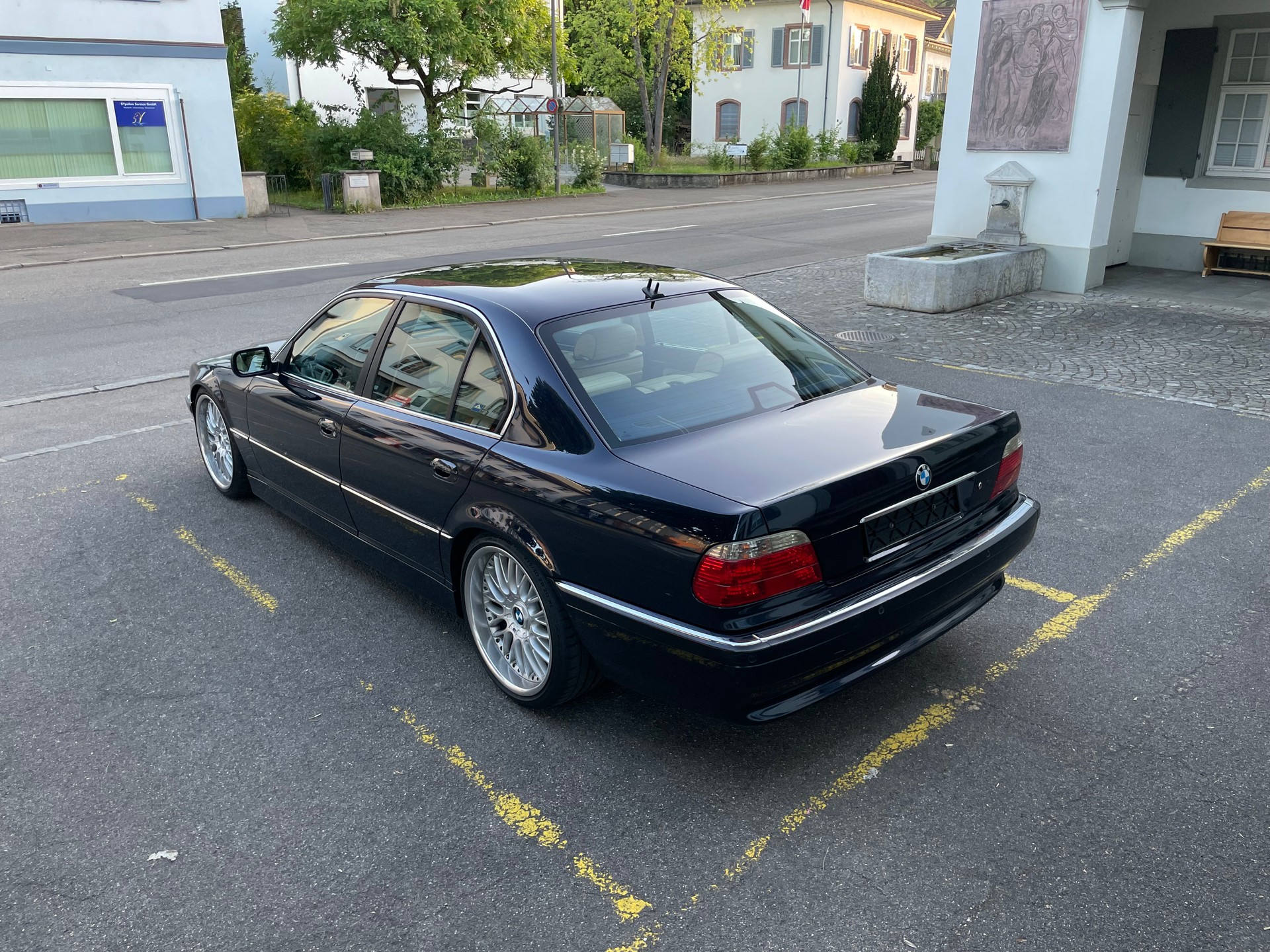 BMW 735i-image-1
