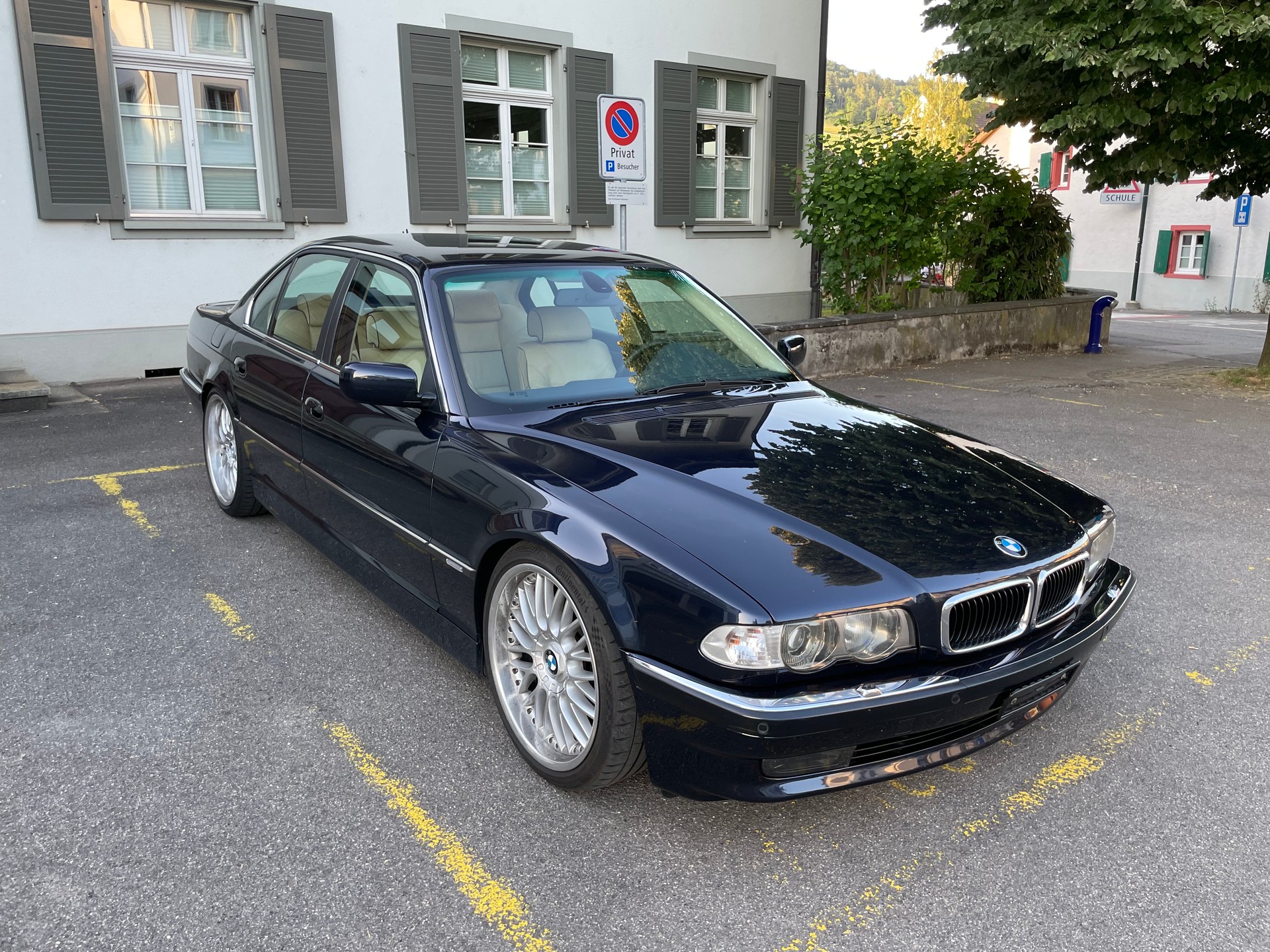 BMW 735i-image-3
