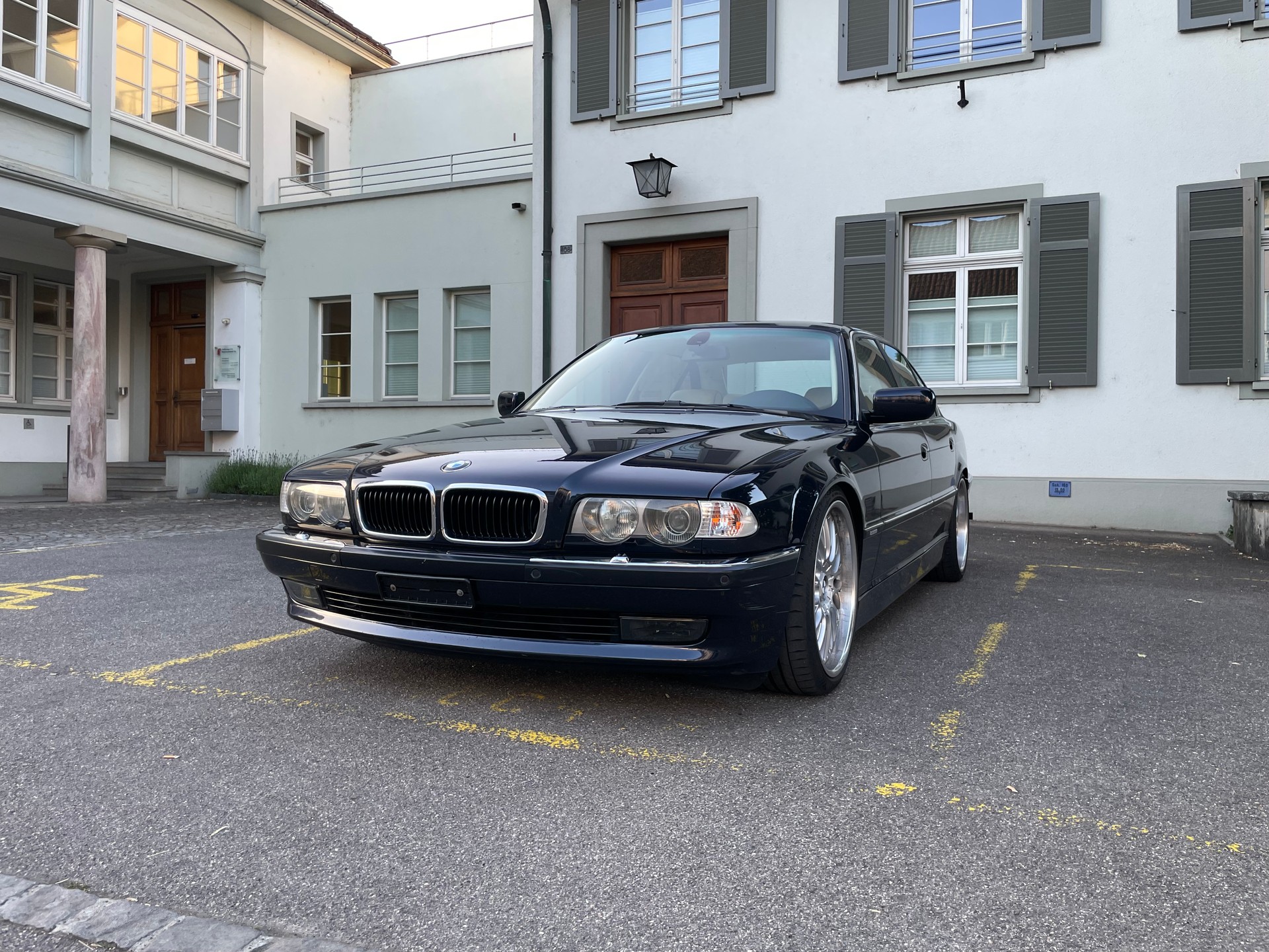 BMW 735i-image-0