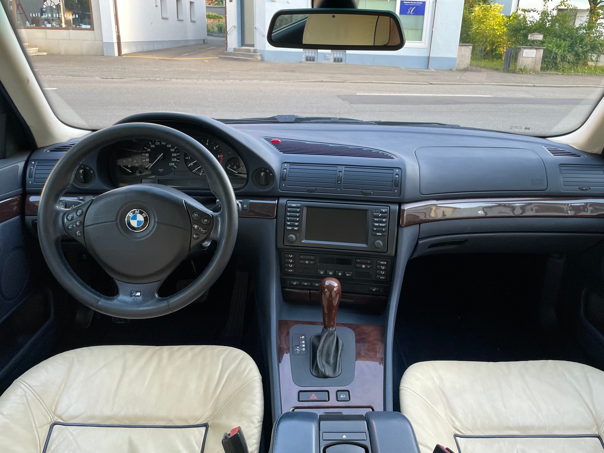 BMW 735i-image-5