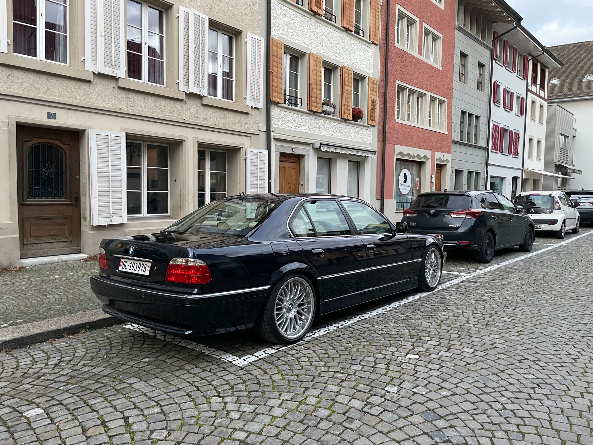 BMW 735i-image-3