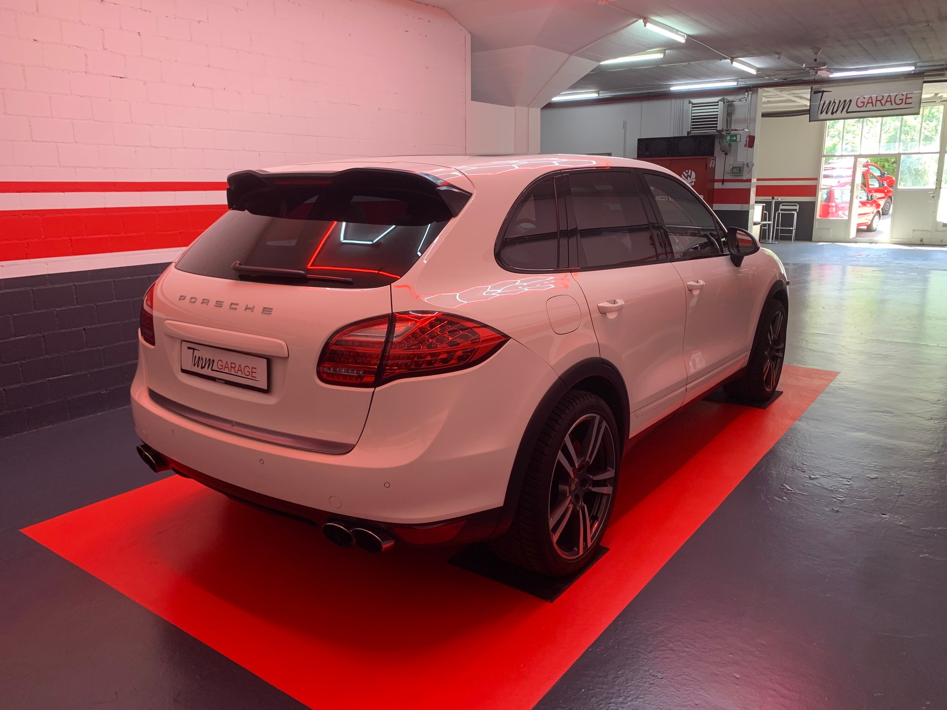 PORSCHE Cayenne Turbo-image-13