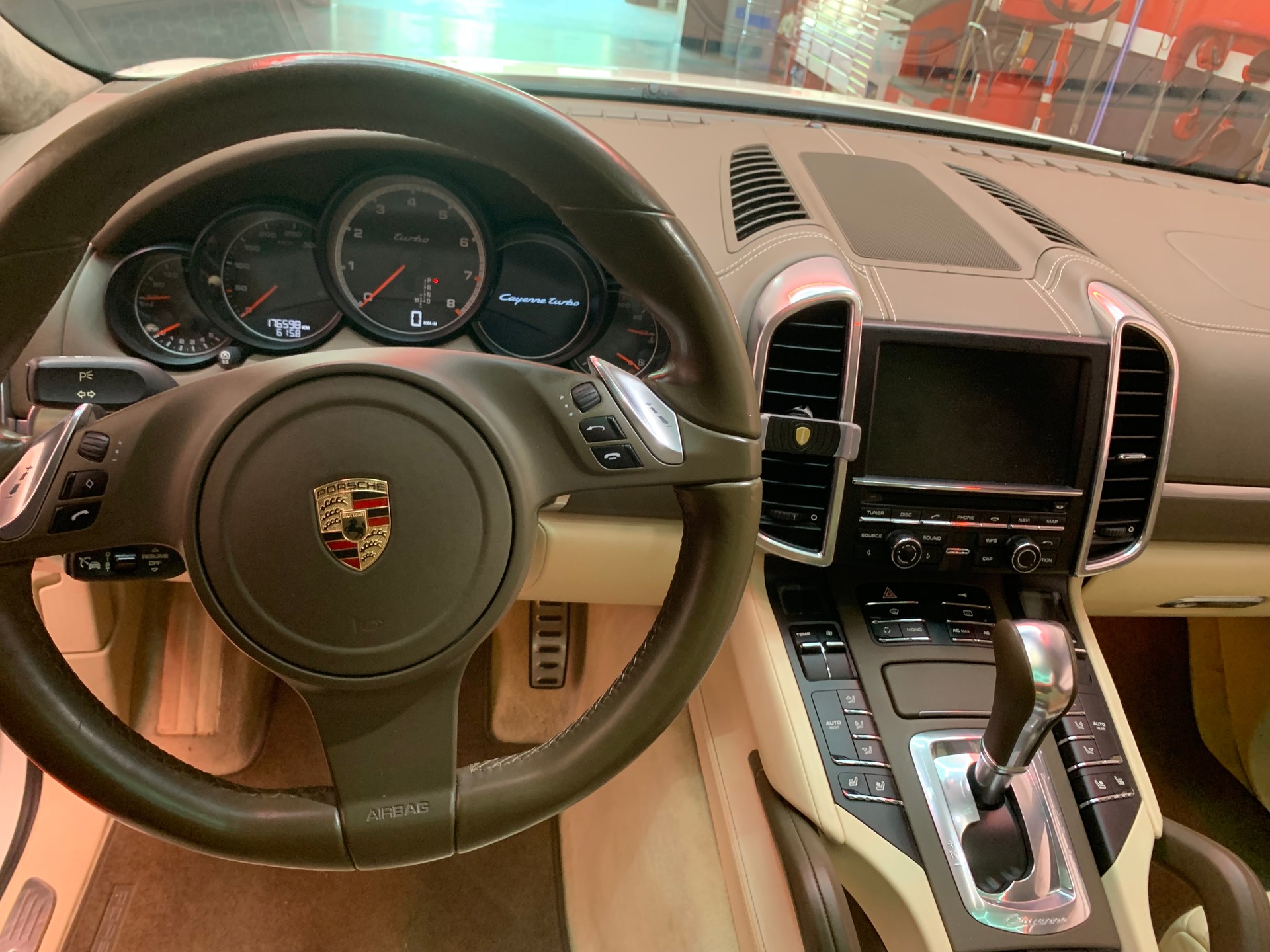 PORSCHE Cayenne Turbo-image-10