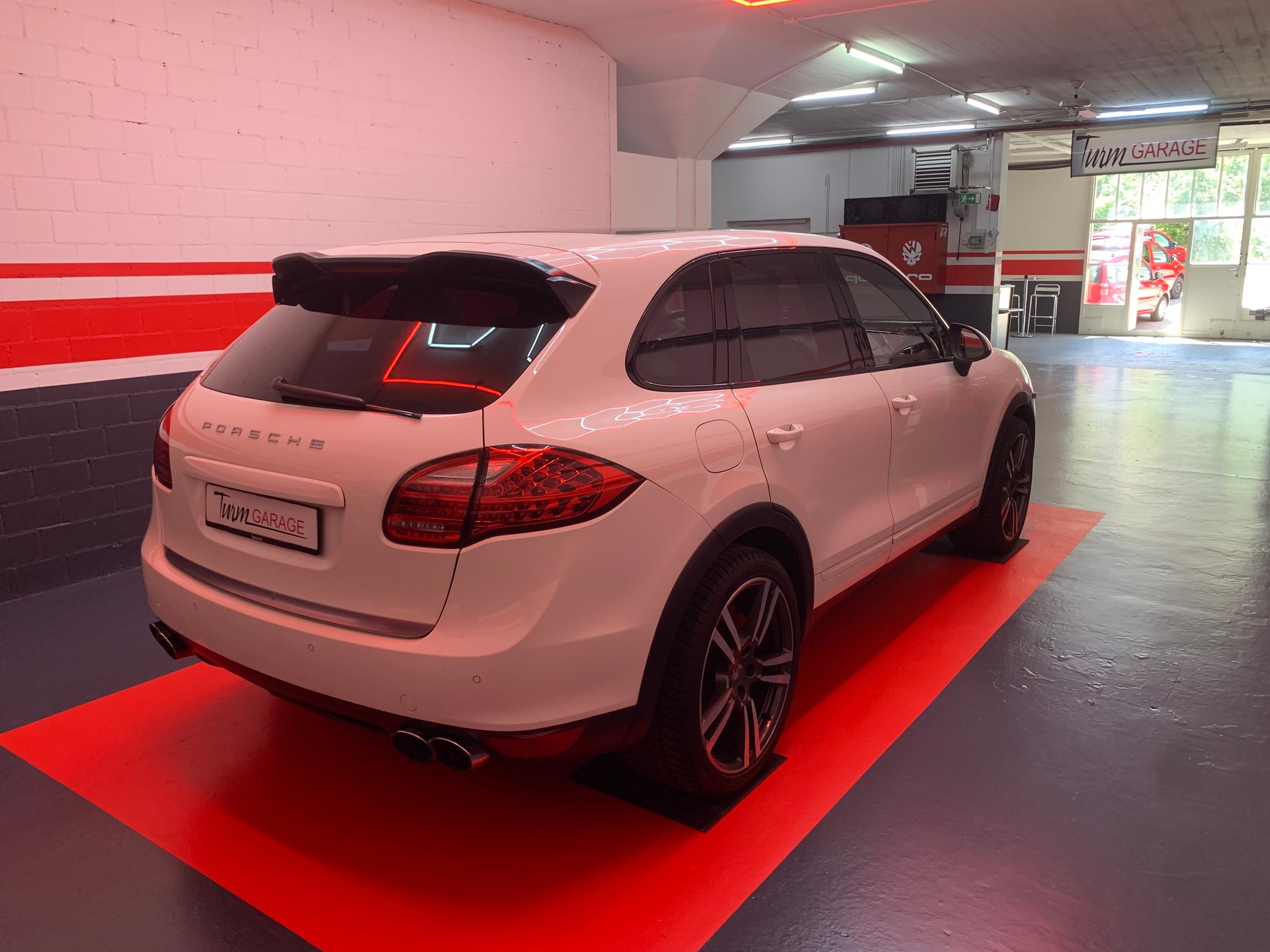 PORSCHE Cayenne Turbo-image-4