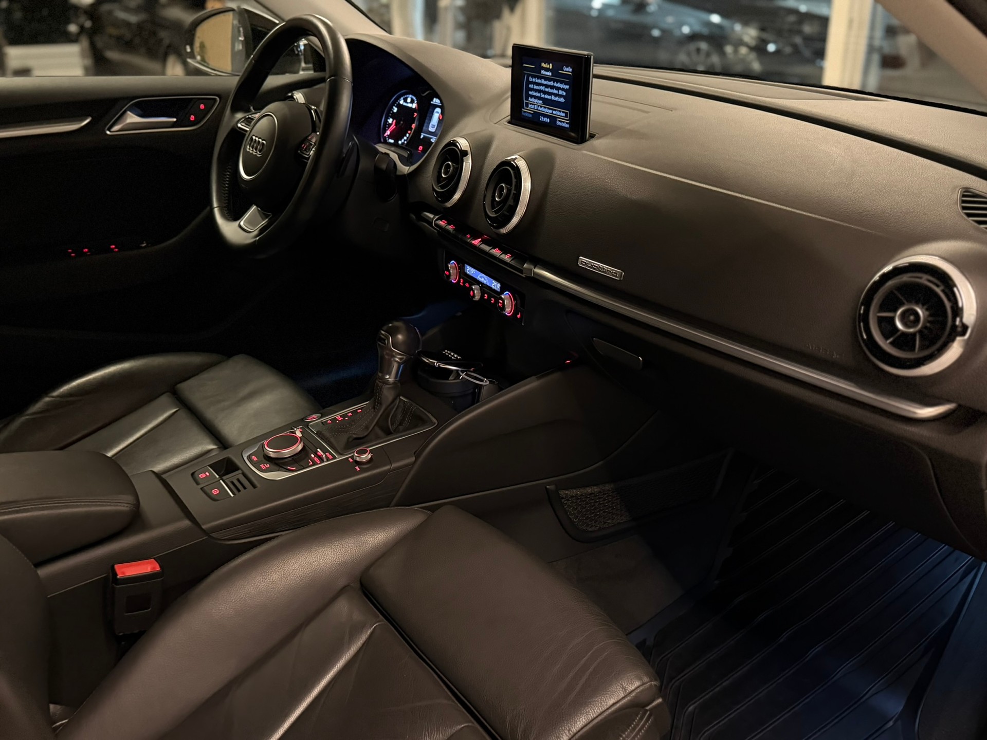 AUDI A3 Sportback 1.8 TFSI Ambition quattro S-tronic-image-12