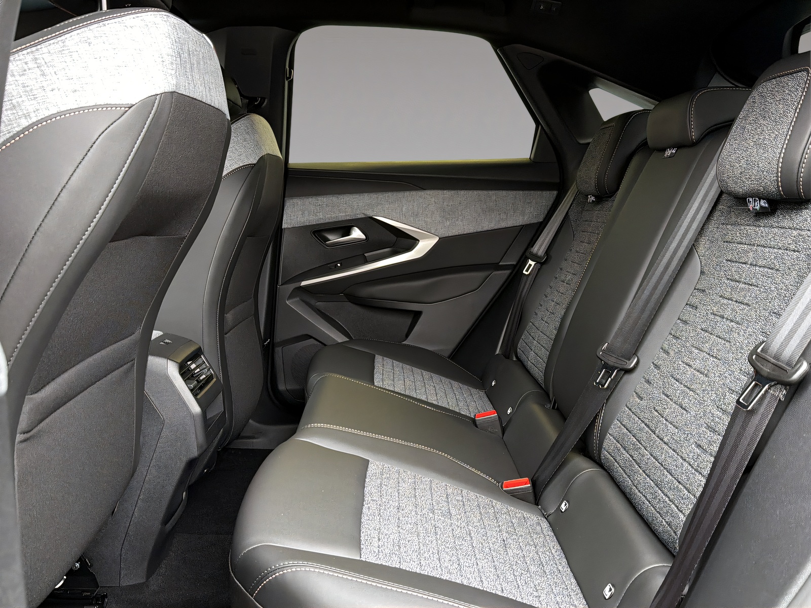 PEUGEOT 3008 1.2 Hybrid Allure Premium-image-14