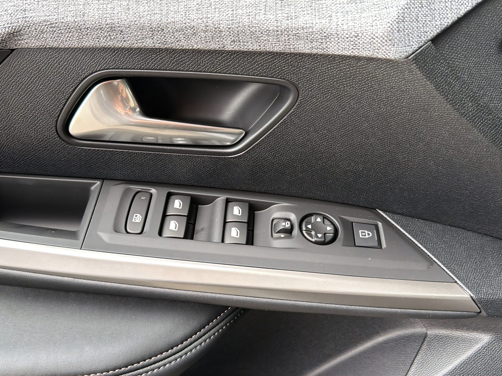 PEUGEOT 3008 1.2 Hybrid Allure Premium-image-17