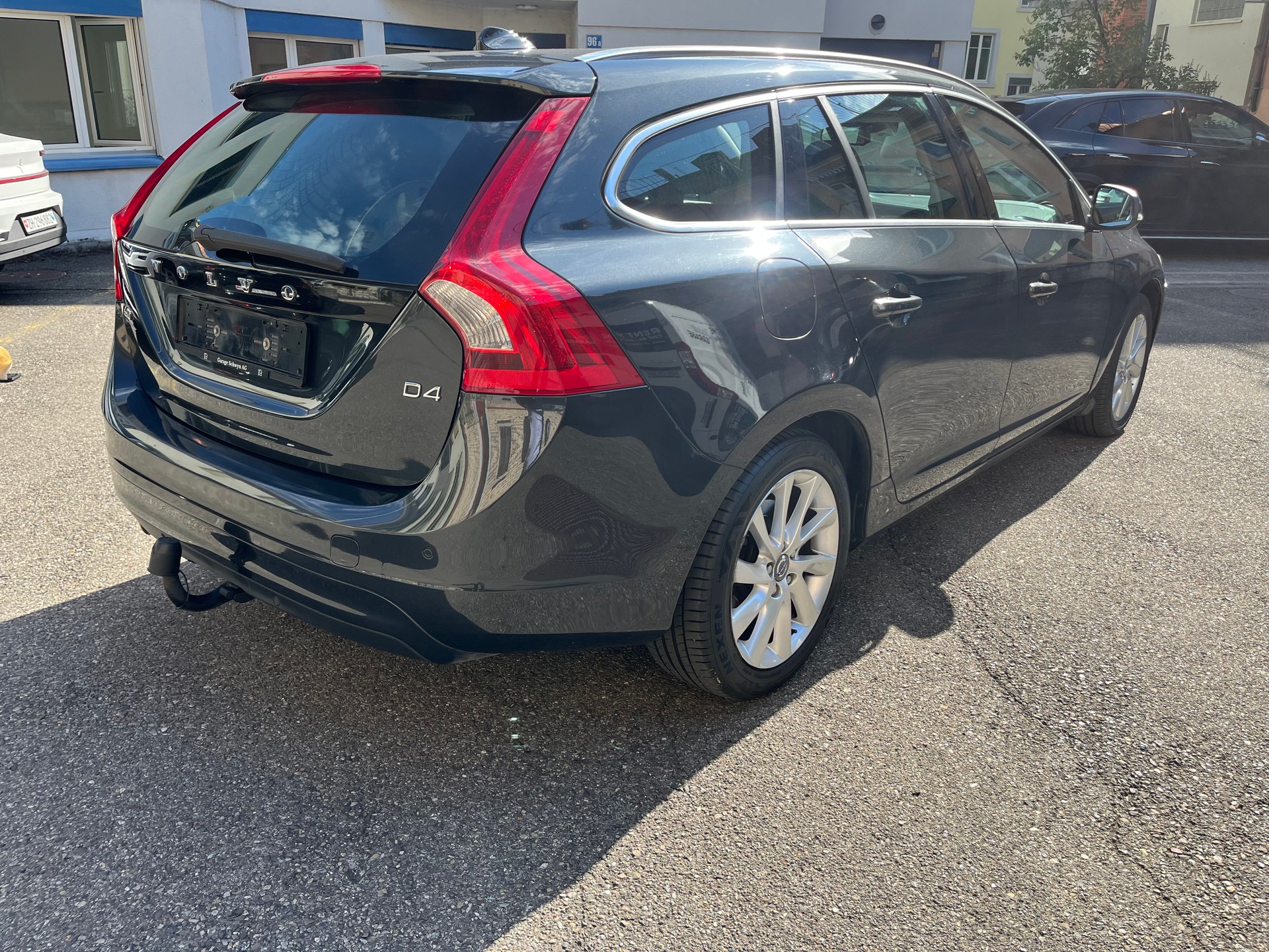 VOLVO V60 D4 Summum Geartronic-image-2