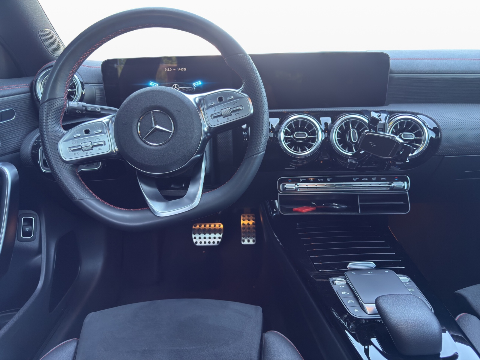 MERCEDES-BENZ CLA Shooting Brake 220 d 4Matic AMG Line-image-11