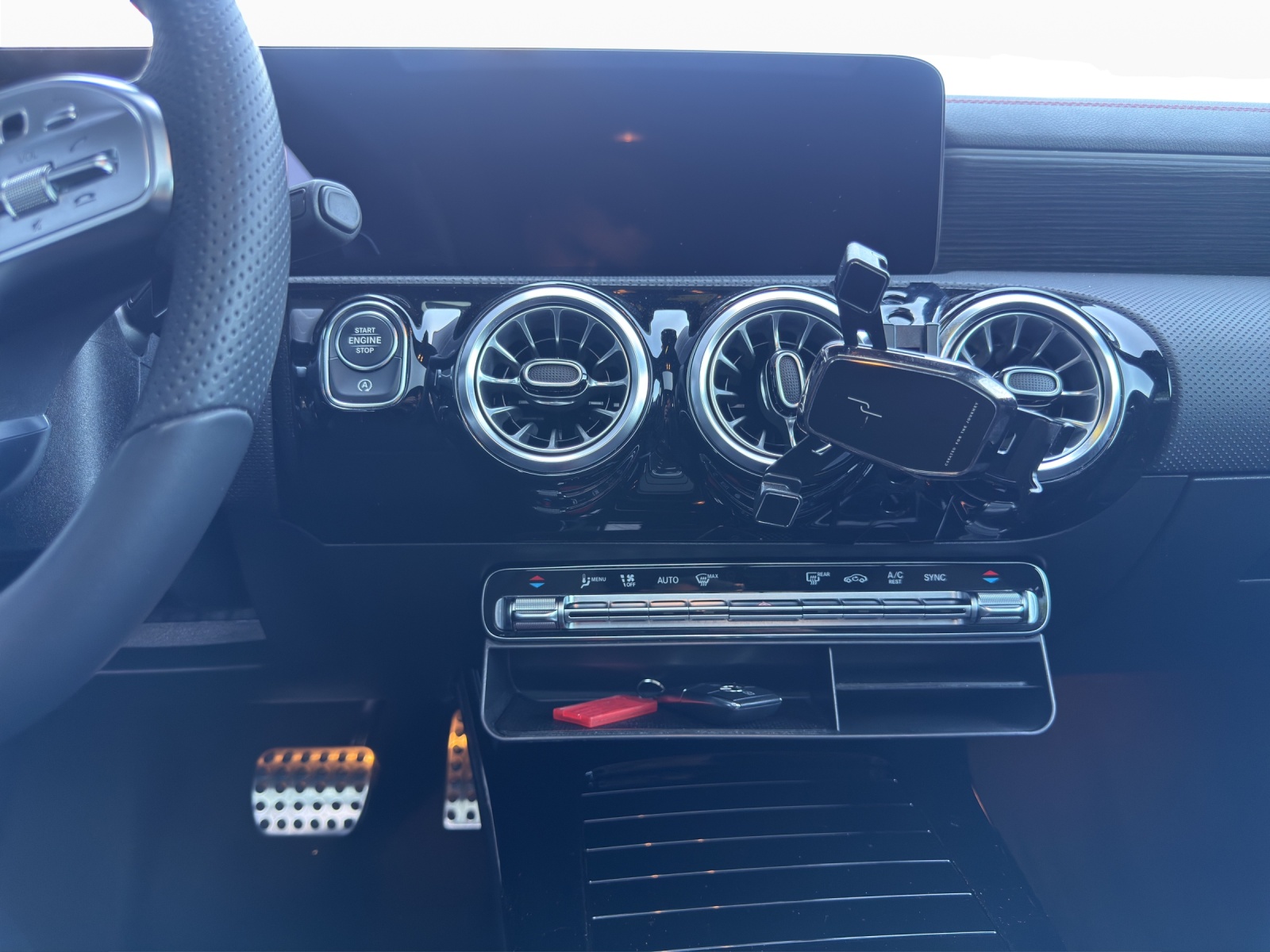 MERCEDES-BENZ CLA Shooting Brake 220 d 4Matic AMG Line-image-12