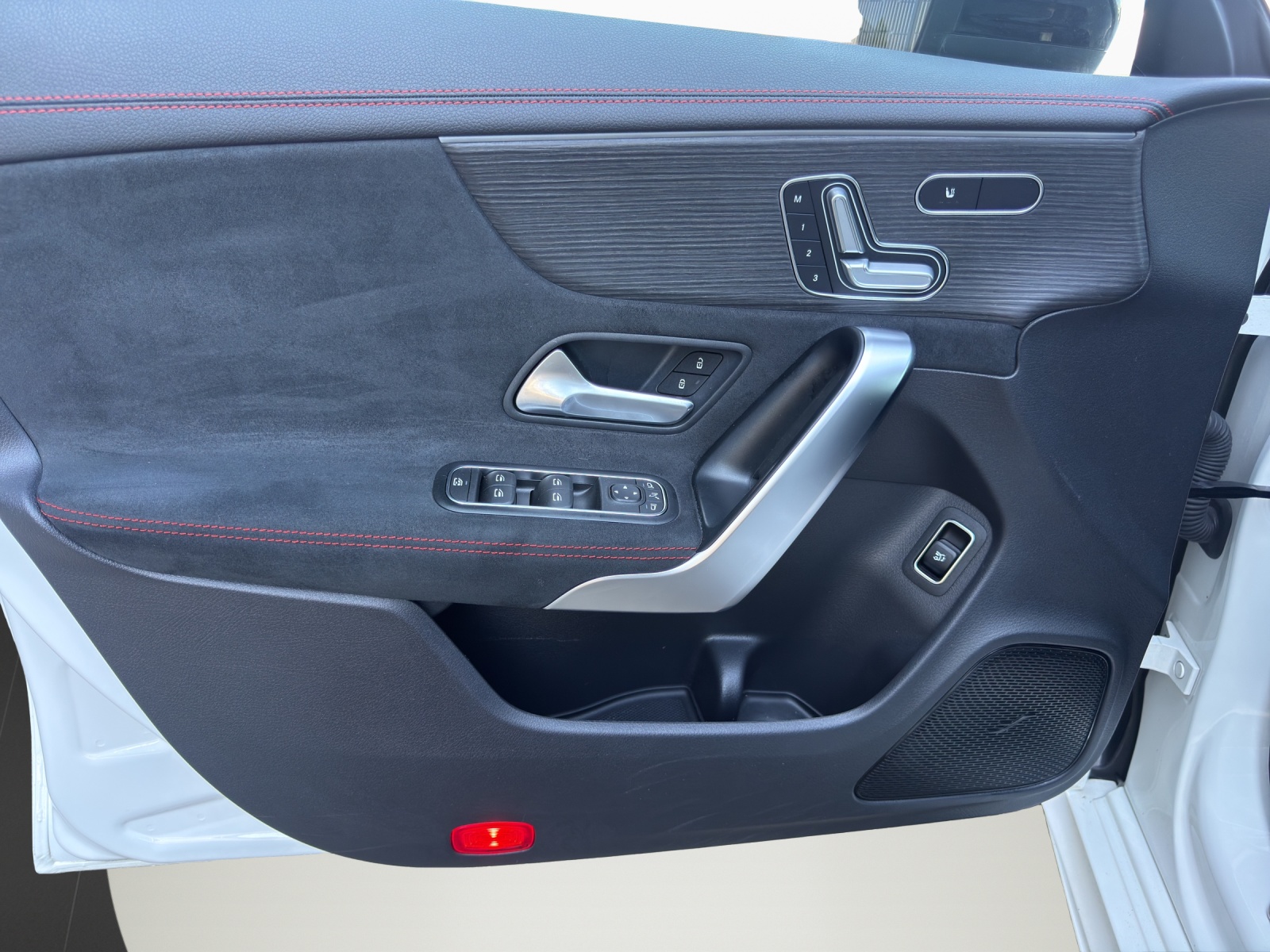 MERCEDES-BENZ CLA Shooting Brake 220 d 4Matic AMG Line-image-8