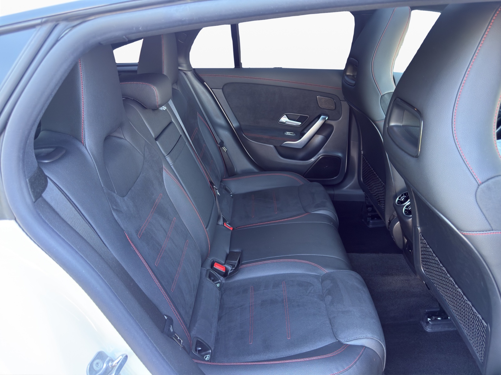 MERCEDES-BENZ CLA Shooting Brake 220 d 4Matic AMG Line-image-16