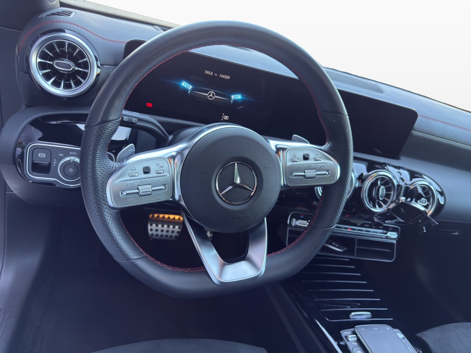 MERCEDES-BENZ CLA Shooting Brake 220 d 4Matic AMG Line-image-9