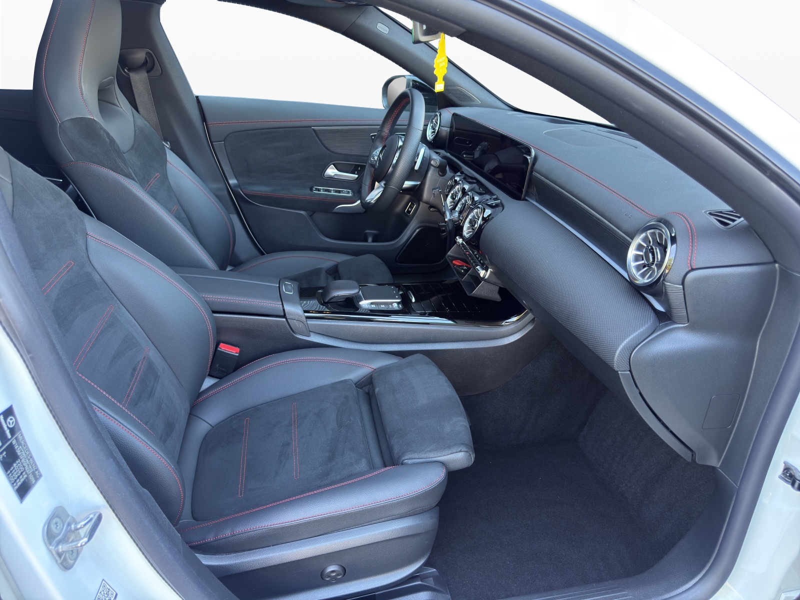 MERCEDES-BENZ CLA Shooting Brake 220 d 4Matic AMG Line-image-13