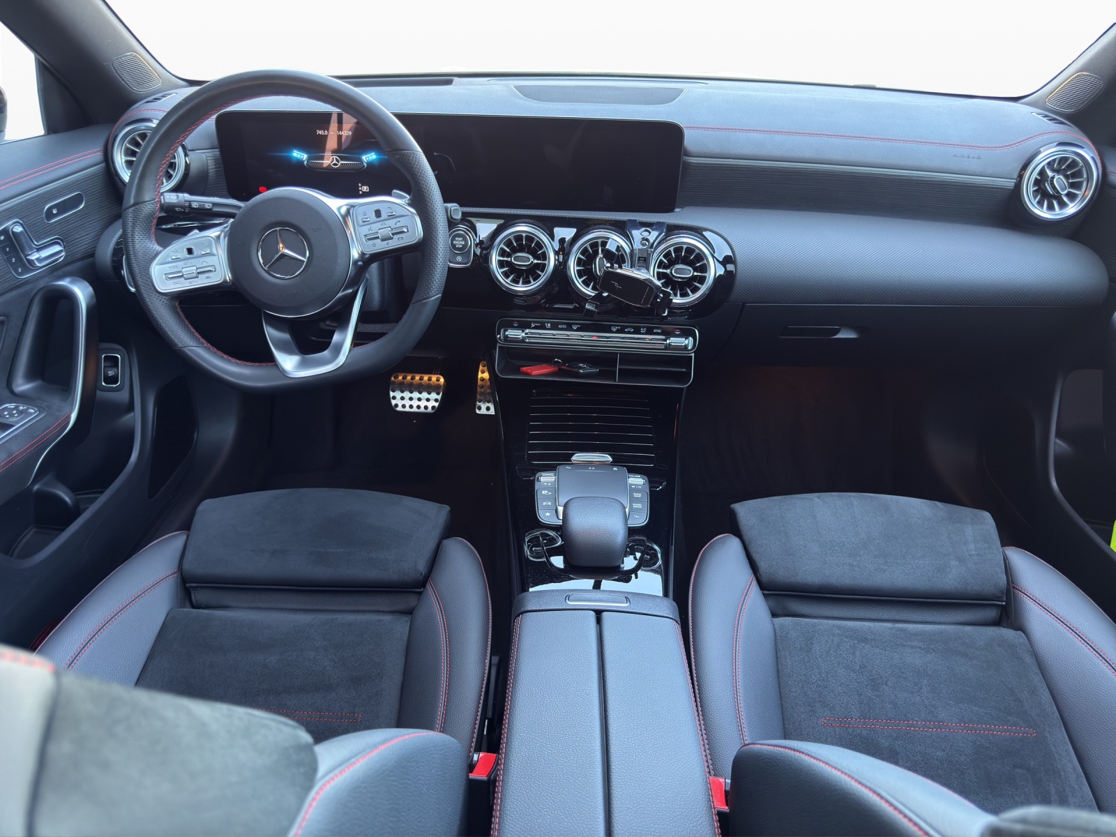 MERCEDES-BENZ CLA Shooting Brake 220 d 4Matic AMG Line-image-10