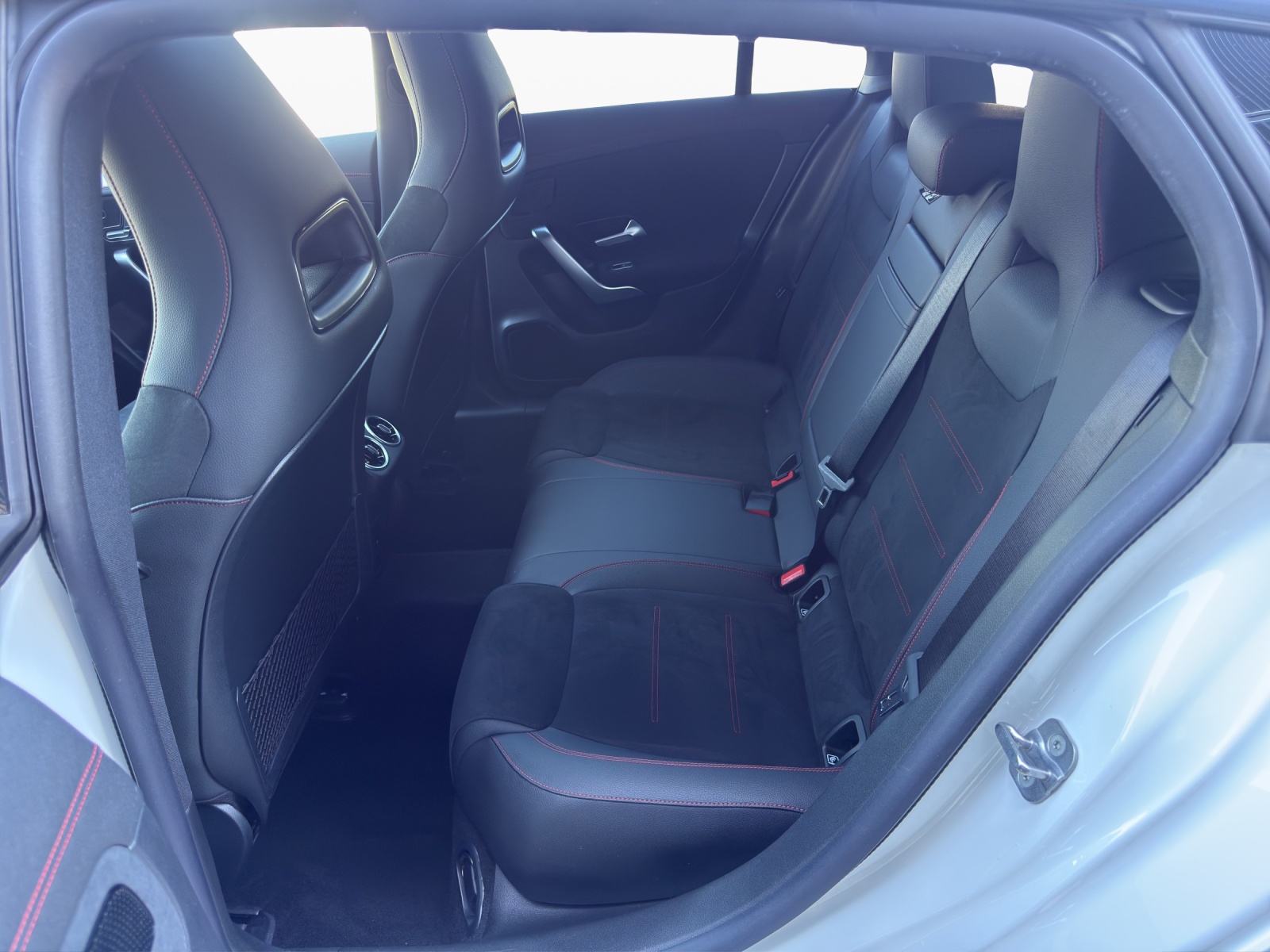 MERCEDES-BENZ CLA Shooting Brake 220 d 4Matic AMG Line-image-17