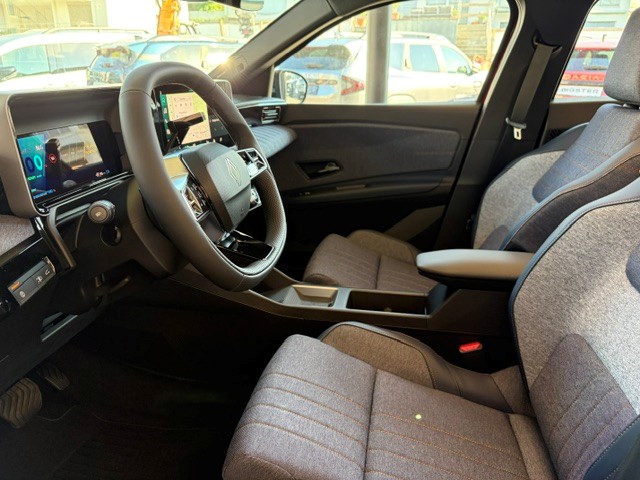 RENAULT R4 E-Tech Comfort Range 52 kWh Techno-image-11