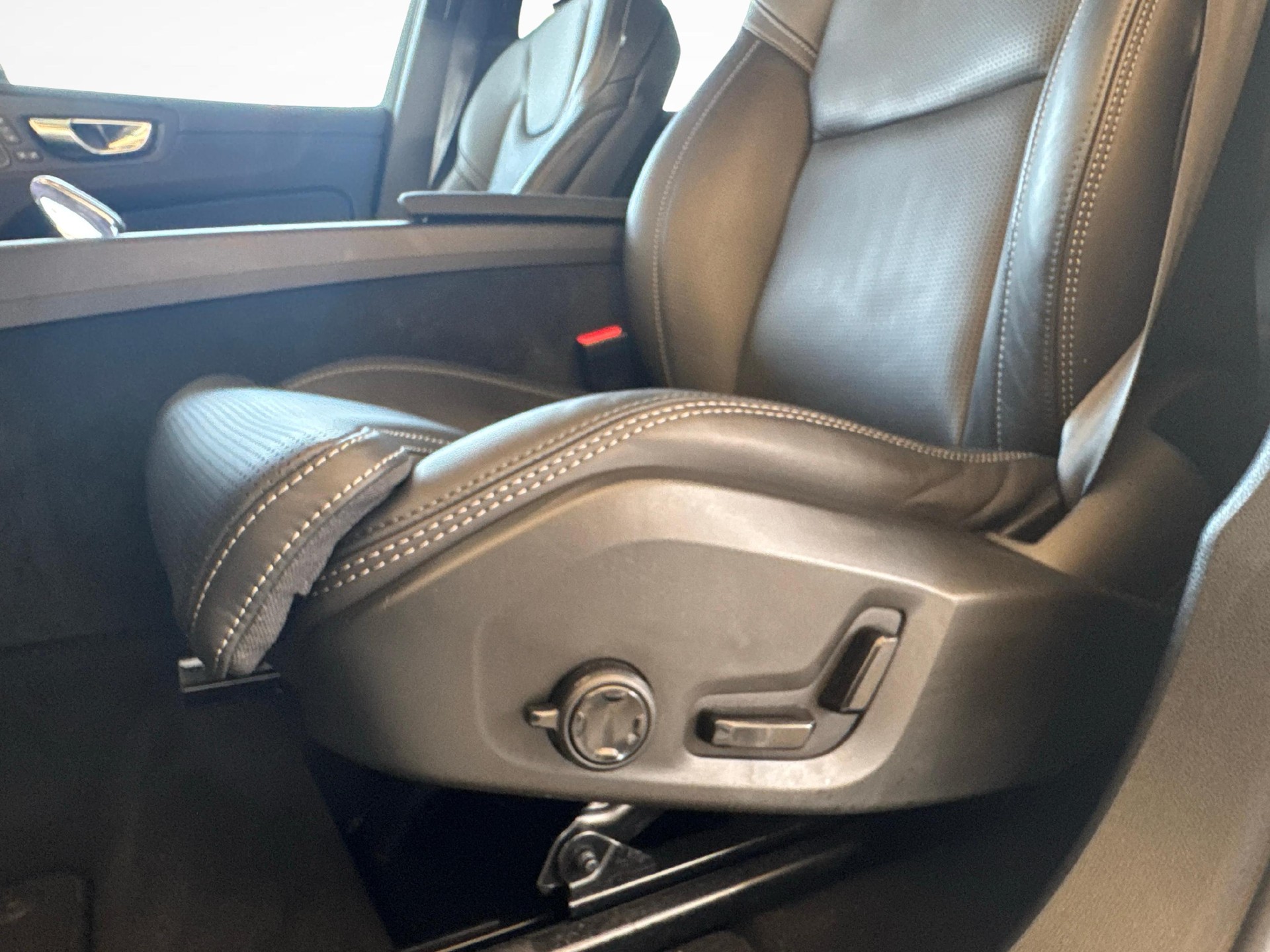 VOLVO XC60 2.0 T6 TE Plus Dark eAWD-image-18