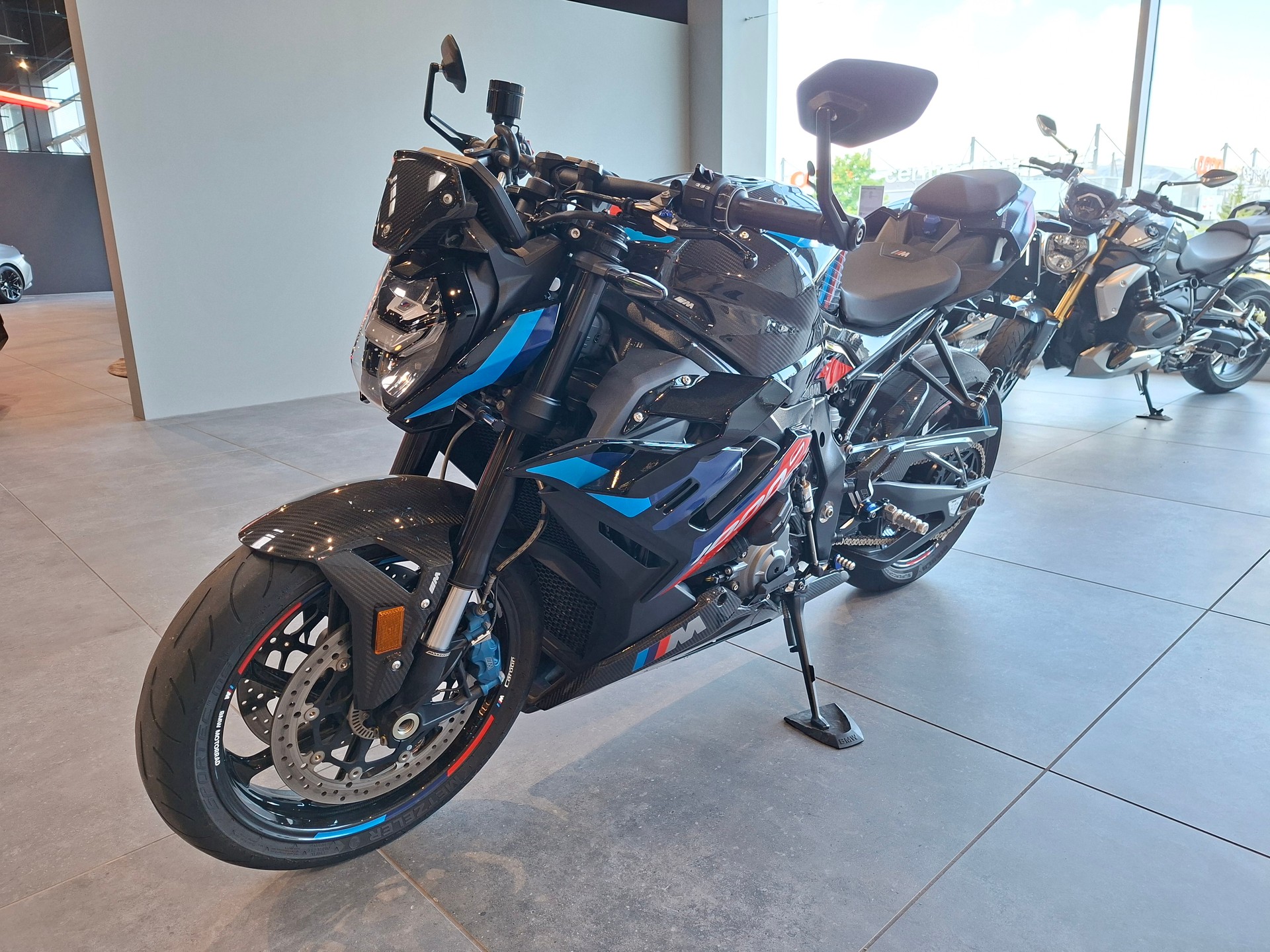 BMW M 1000 R-showroom-element-2
