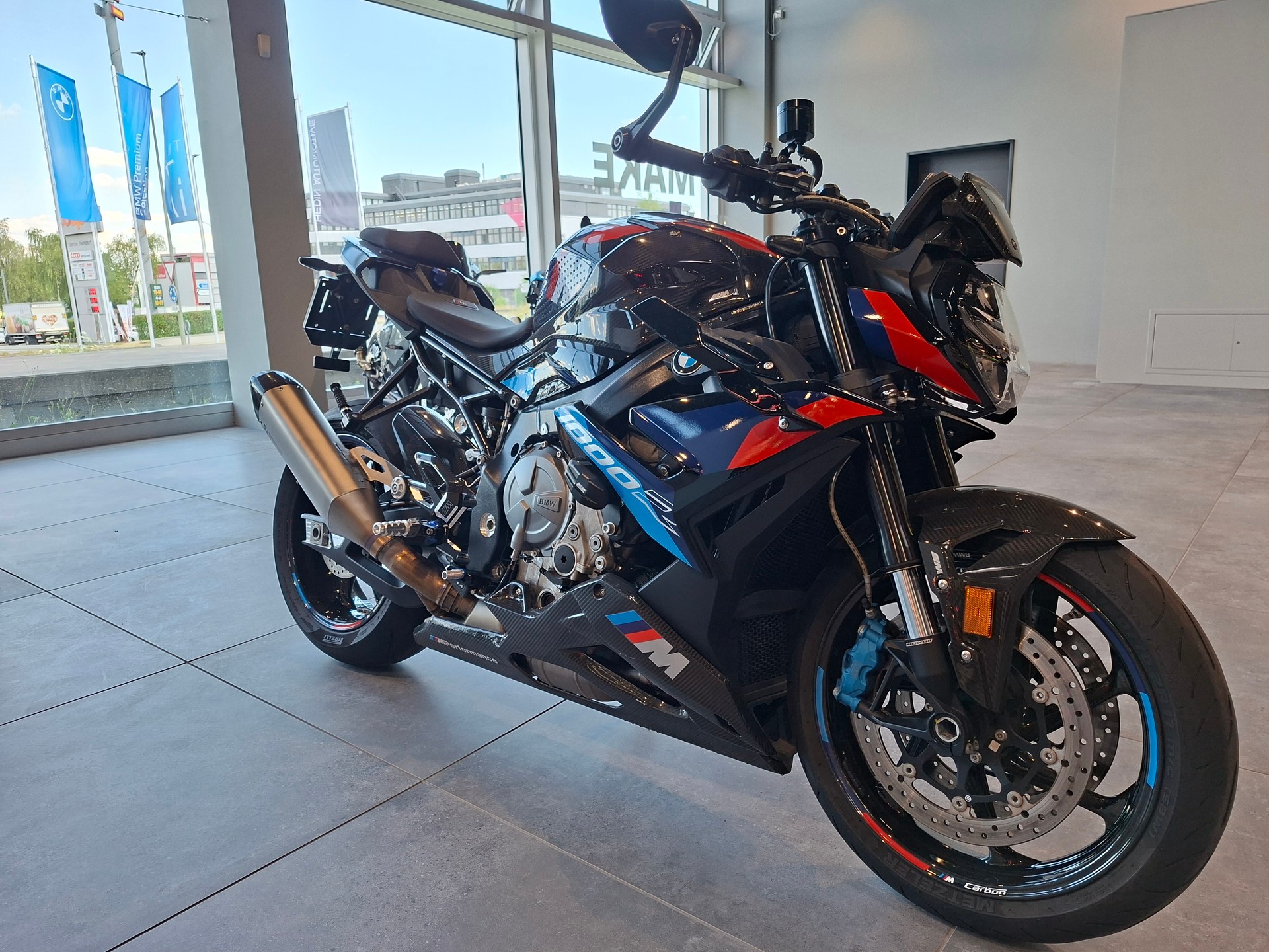 BMW M 1000 R-showroom-element-3
