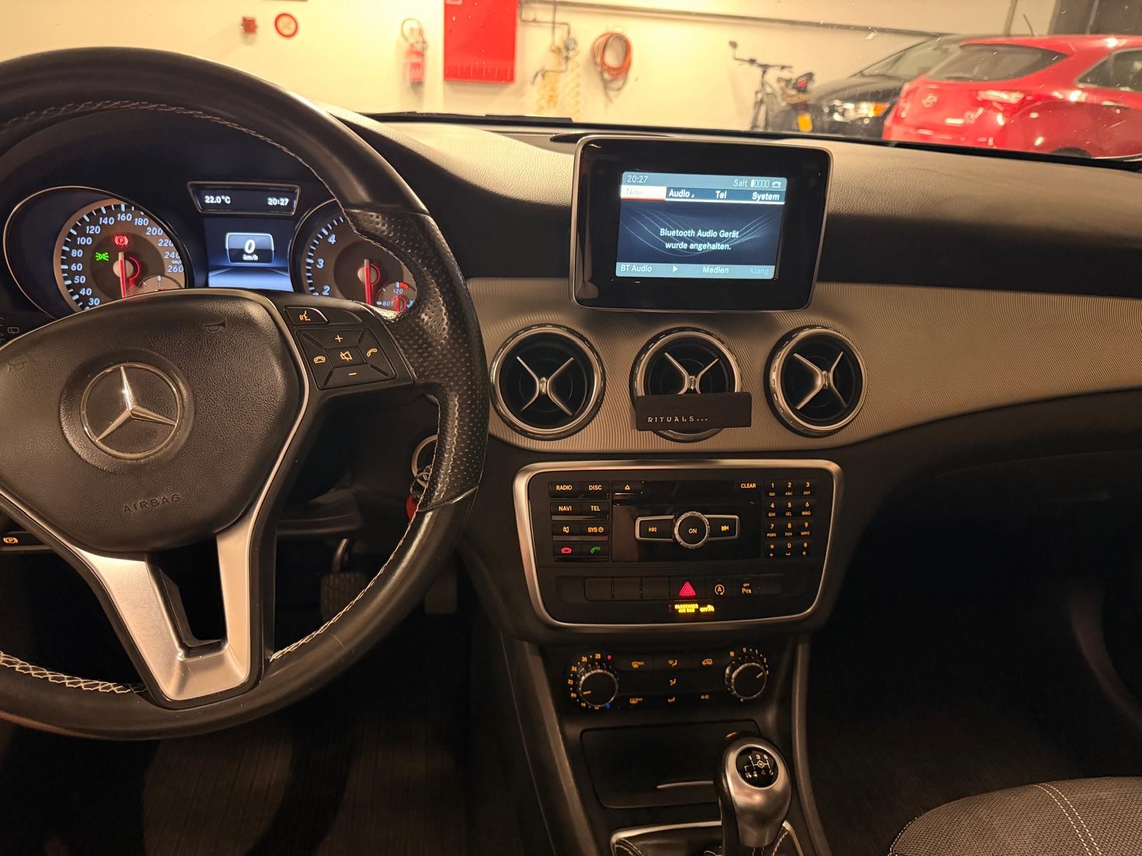 MERCEDES-BENZ GLA 200 Urban-image-5